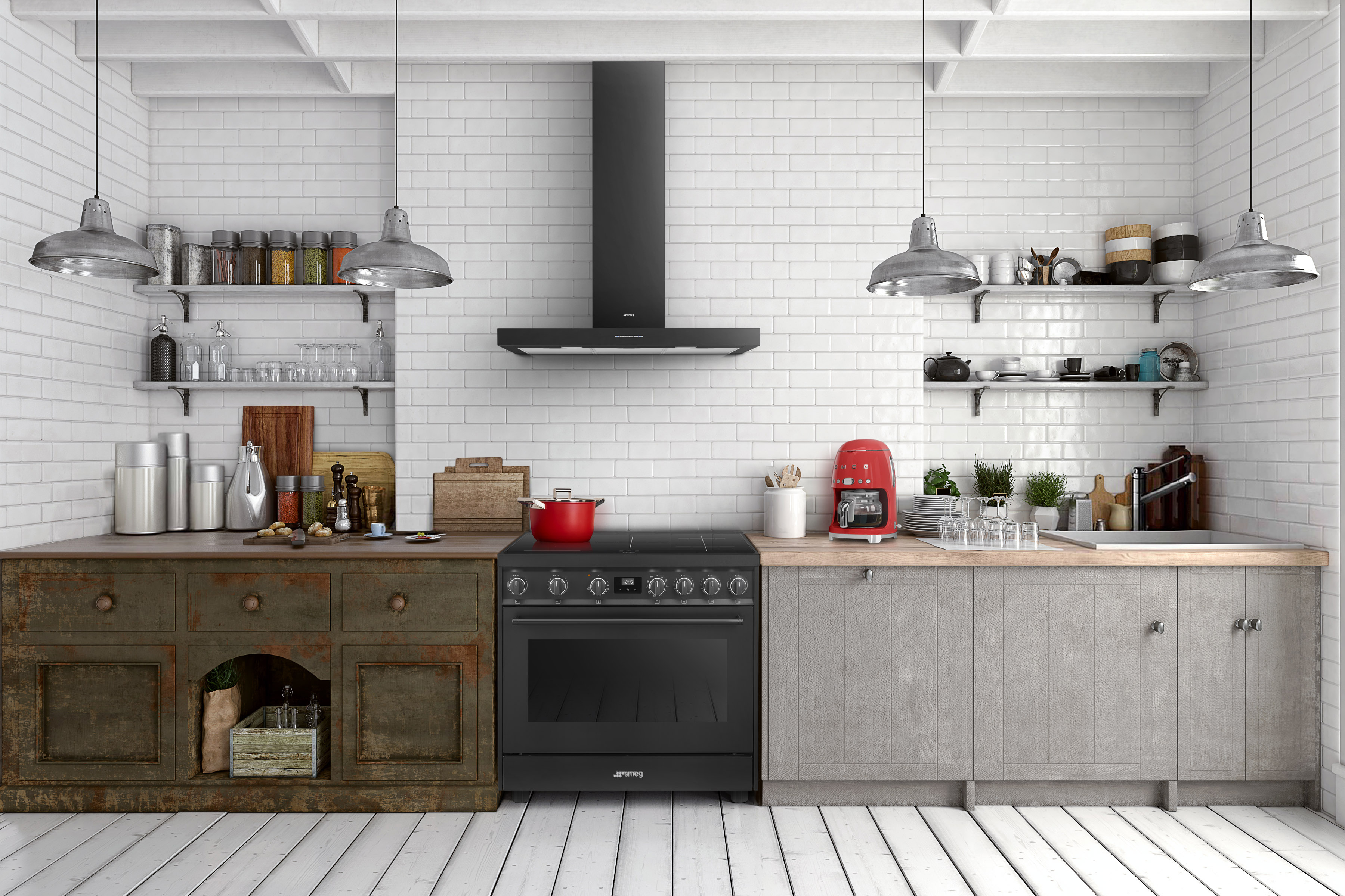Una cucina con pareti in mattoni bianchi. Include una stufa nera, una pentola rossa, una macchina per il caffè rossa e lampade a sospensione in metallo.