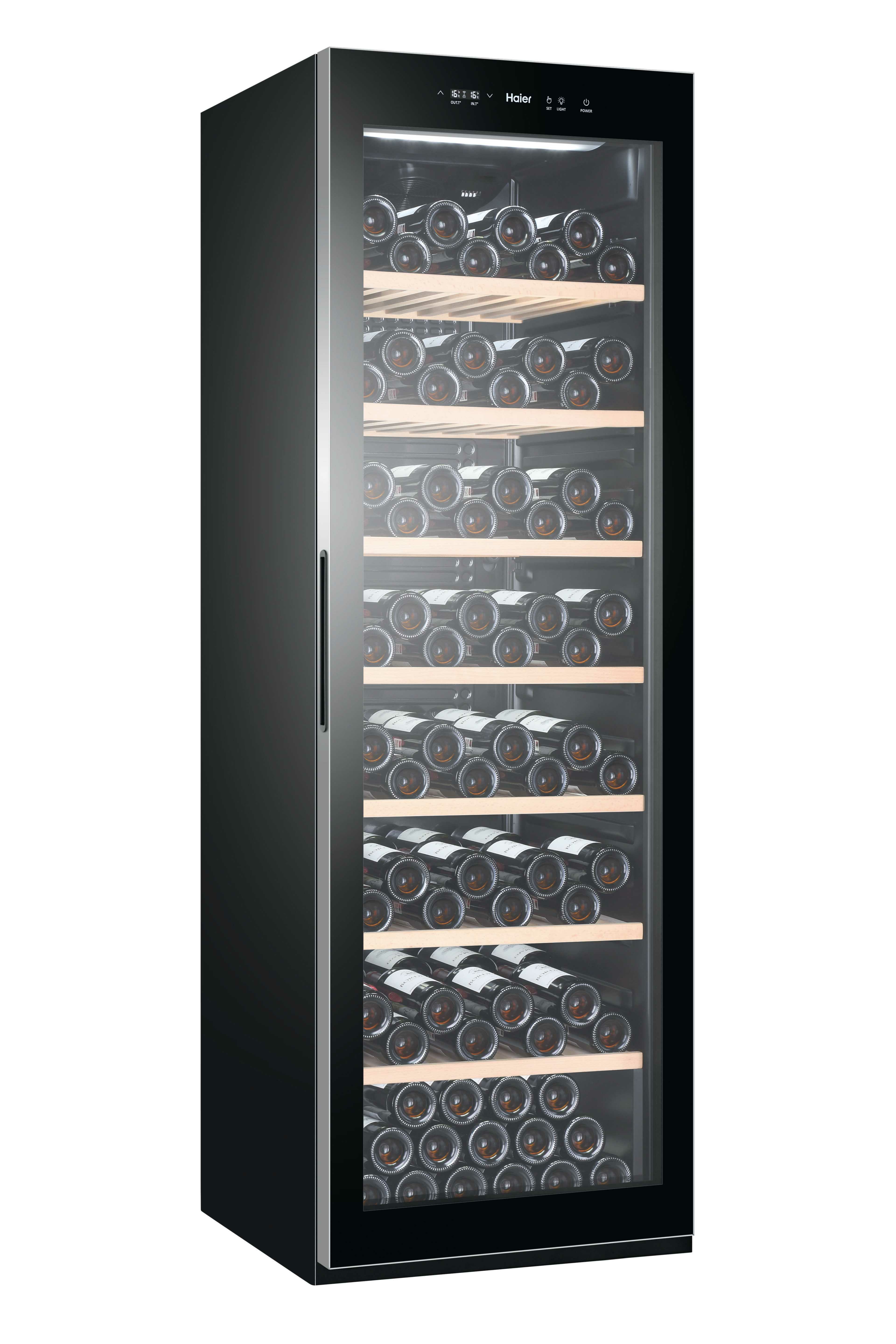 Czarna chłodziarka do wina Haier z wieloma półkami wypełnionymi butelkami wina. Drzwi są przezroczyste.