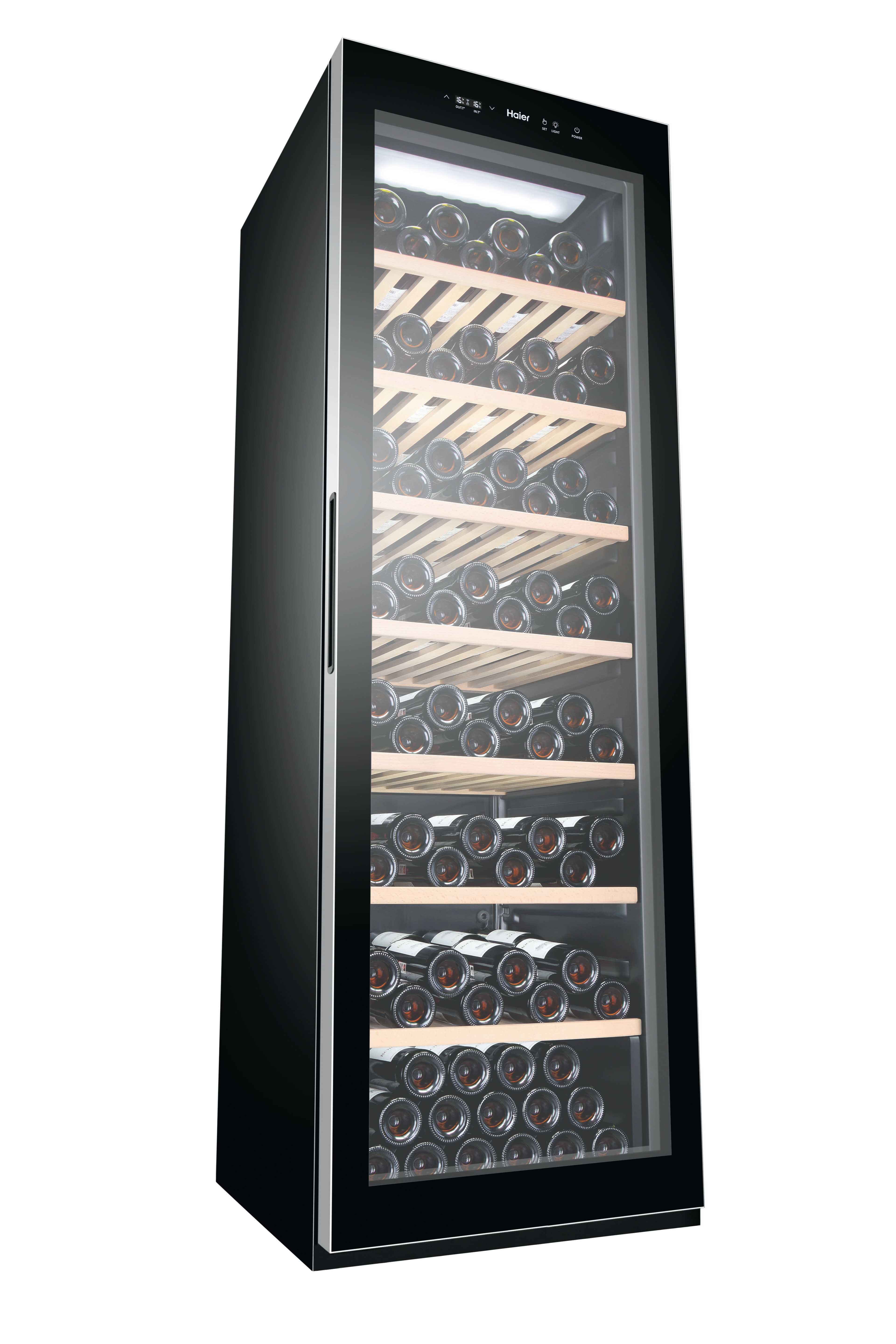 Czarna chłodziarka do wina Haier z wieloma butelkami wina wewnątrz na drewnianych półkach, szklanymi drzwiami i metalowym uchwytem.