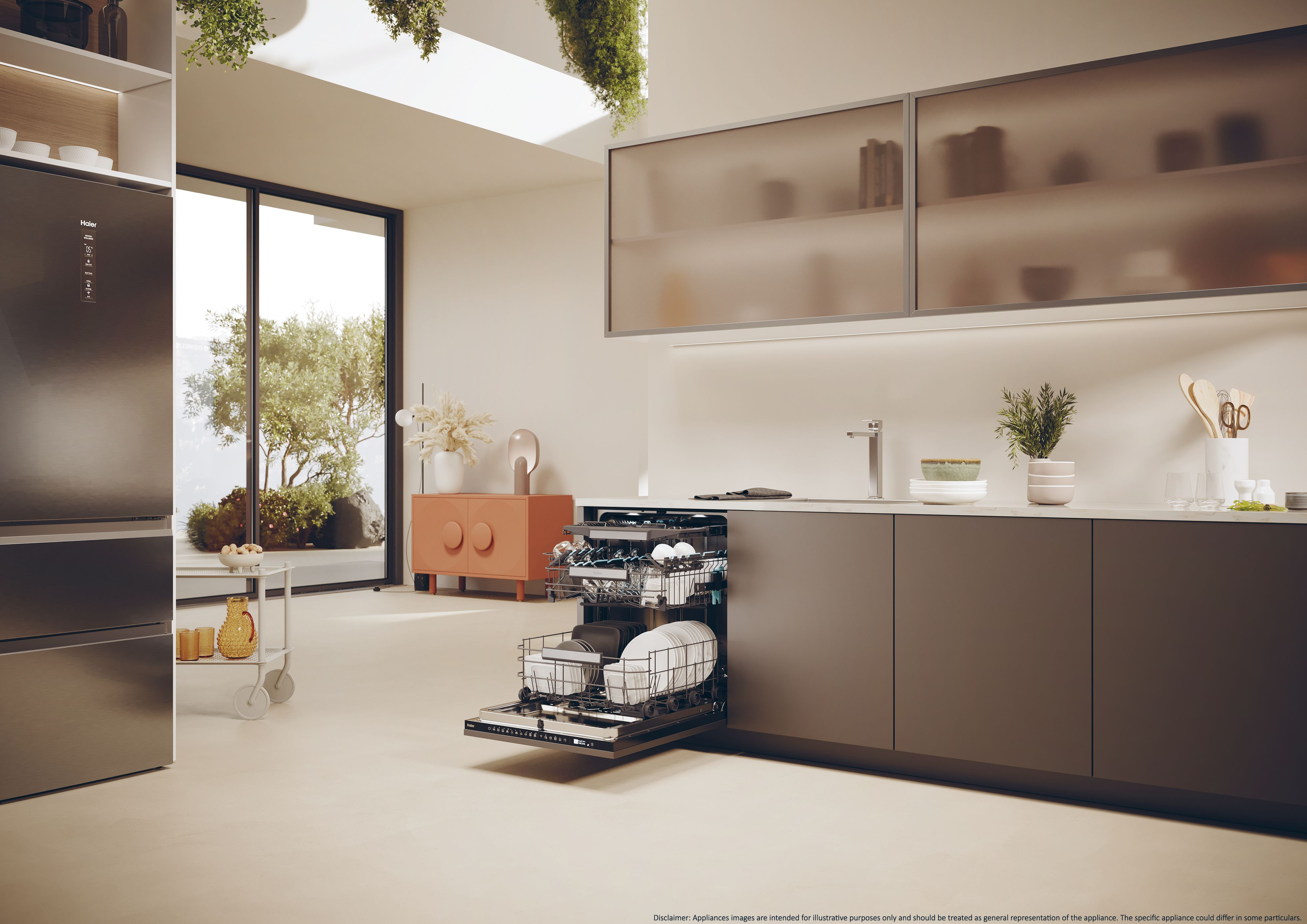 Scena cucina moderna con lavastoviglie aperta. Frigorifero in acciaio inossidabile a sinistra. Mobile arancione sullo sfondo.