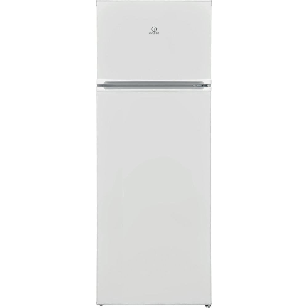 Un refrigerador Indesit blanco con dos compartimentos. La sección superior tiene el logo Indesit. Los tiradores son horizontales, plateados.