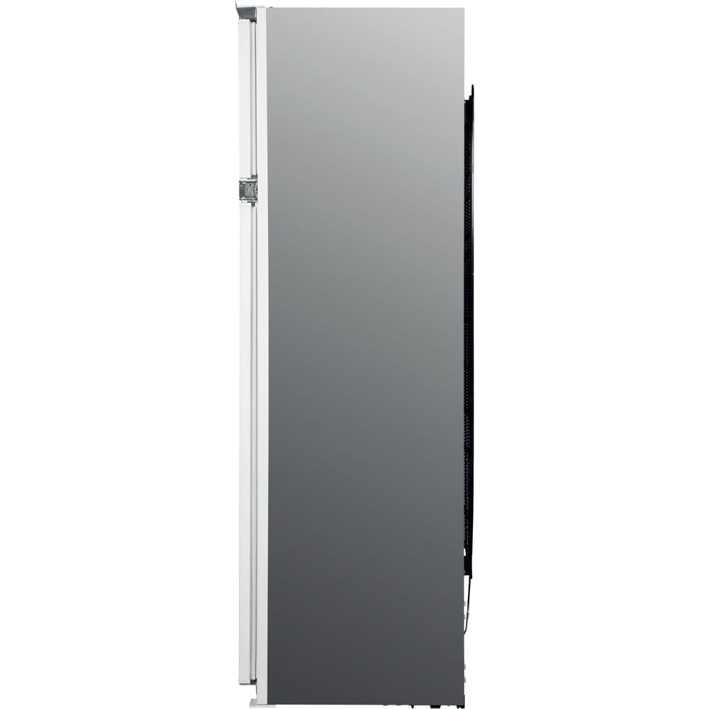 Widok z boku lodówki. Jest wysoka, srebrna i prostokątna. Drzwi mają uchwyt, a bok jest czarny.