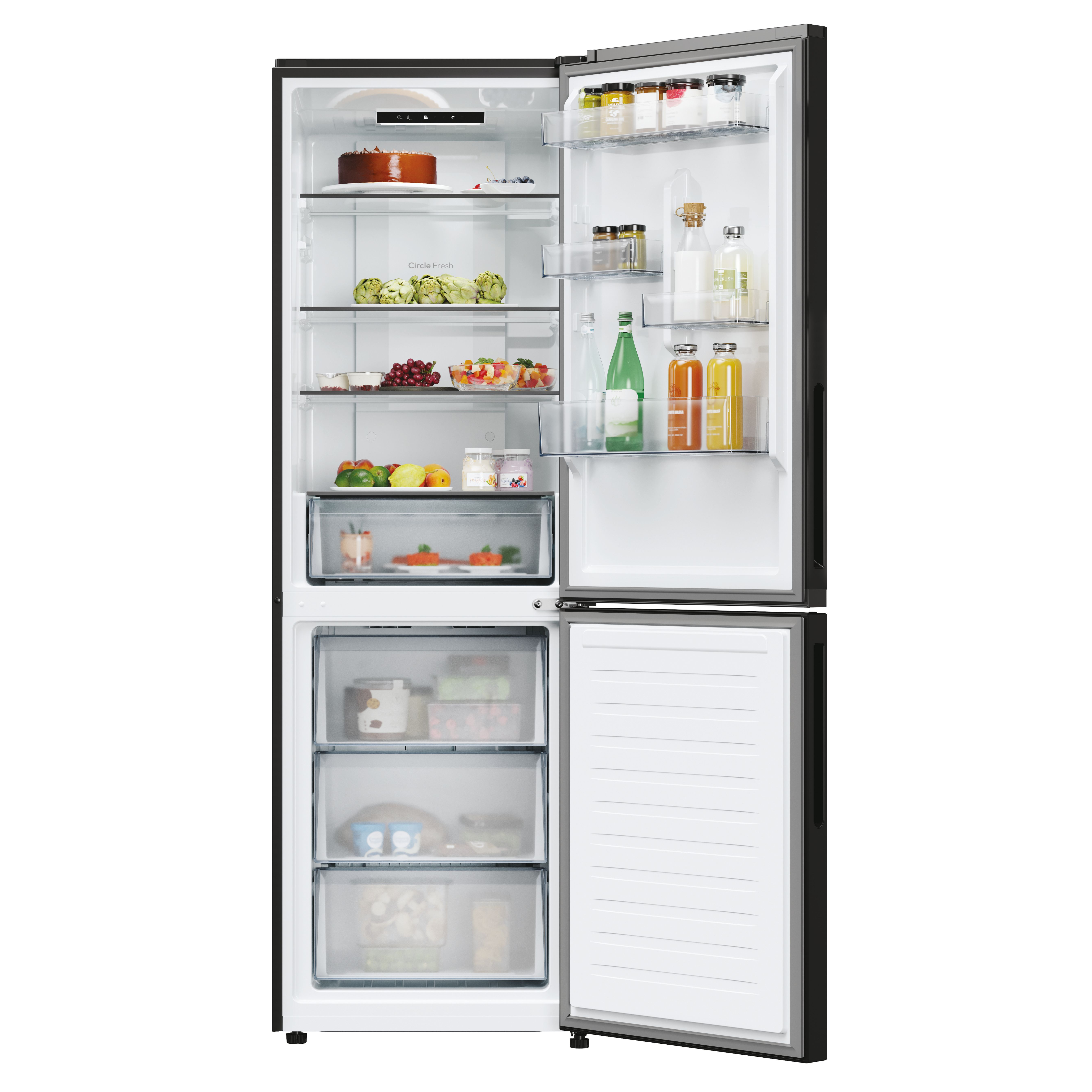 Refrigerador abierto lleno de comida: pastel, frutas, verduras, bebidas. Puerta izquierda abierta, derecha entreabierta. Exterior negro.
