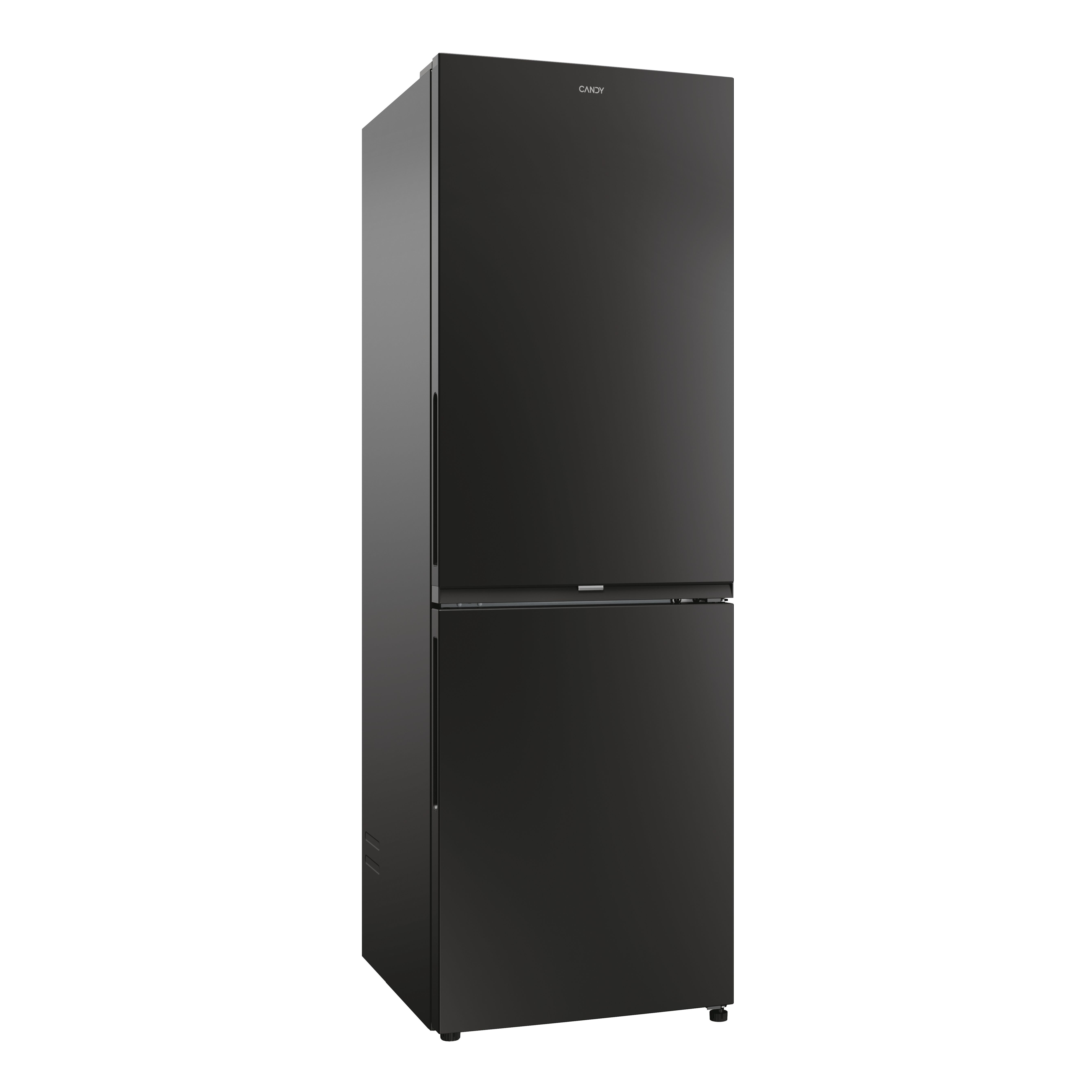 Un refrigerador Candy negro aislado sobre fondo blanco. Tiene dos puertas y la marca es visible.