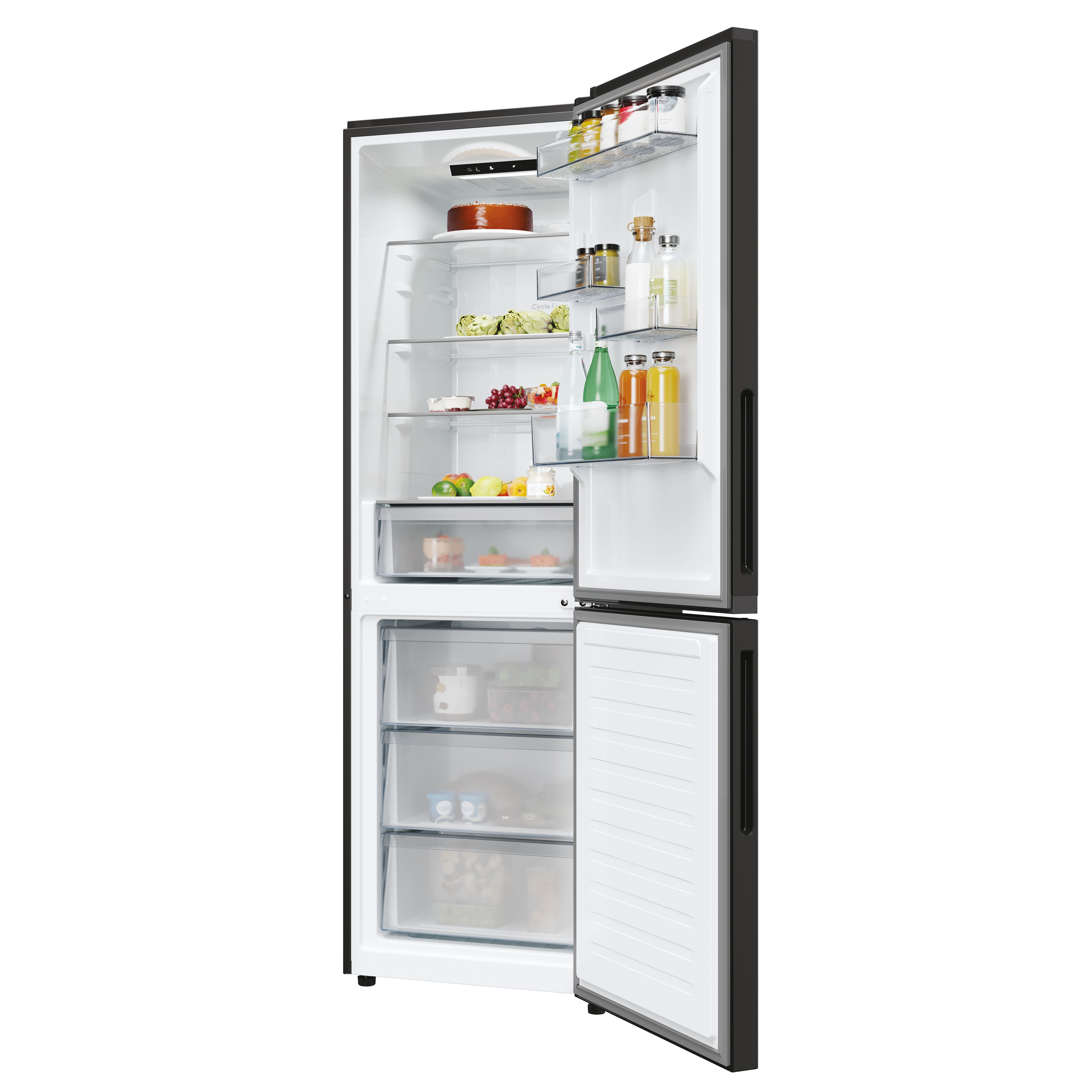 Refrigerador negro abierto lleno de comida. Pastel, alcachofas, frutas, botellas y frascos son visibles en los estantes.