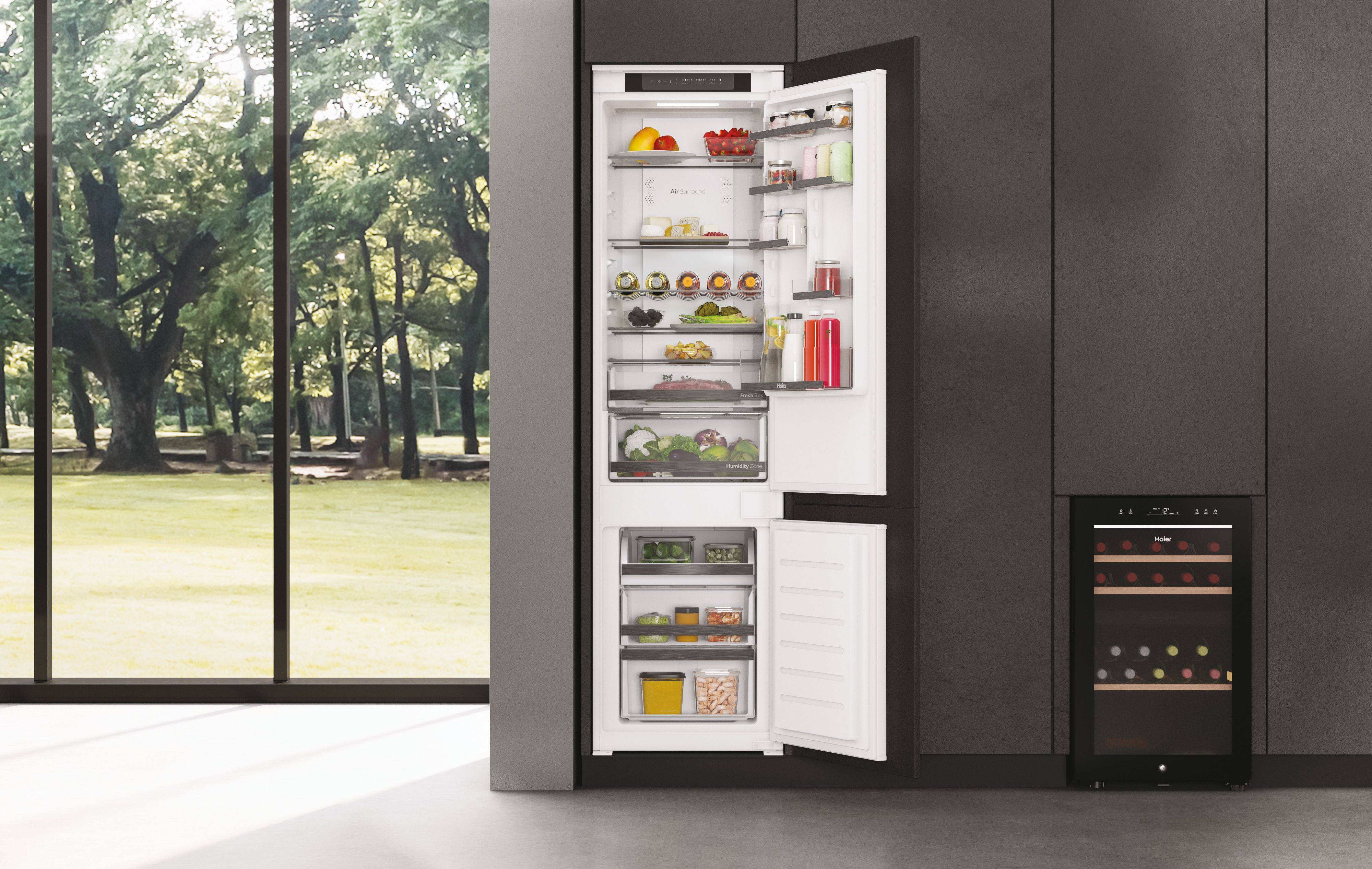Un refrigerador moderno con las puertas abiertas llenas de comida. Un enfriador de vino a la derecha. Una ventana grande a la izquierda.