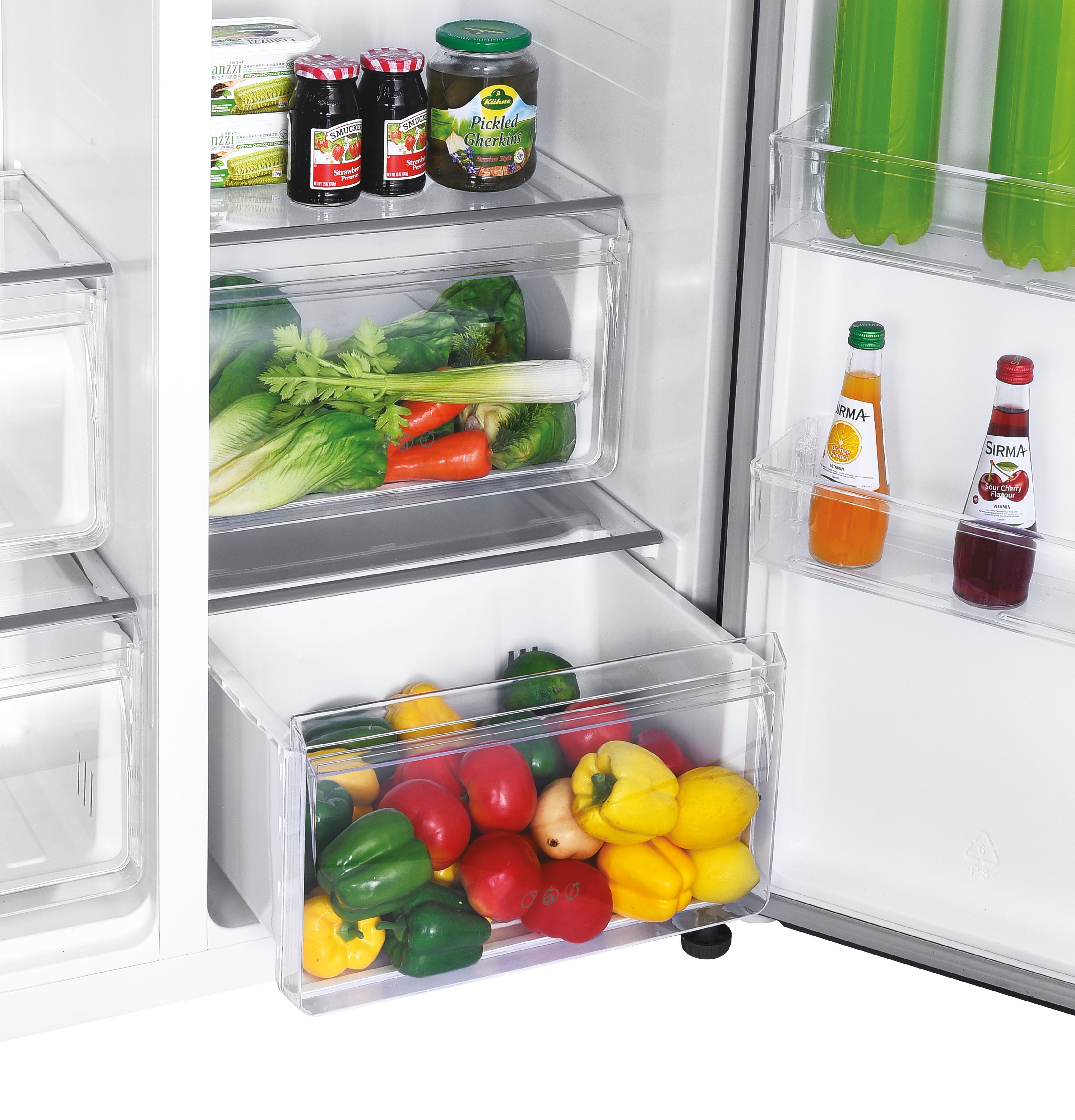 Refrigerador abierto lleno de verduras, frascos de conservas y botellas de jugo.