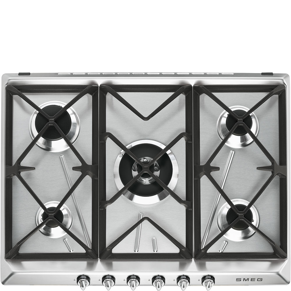 Una encimera de gas de acero inoxidable con cinco quemadores y rejillas negras. Tiene mandos en la parte inferior y un logo SMEG.