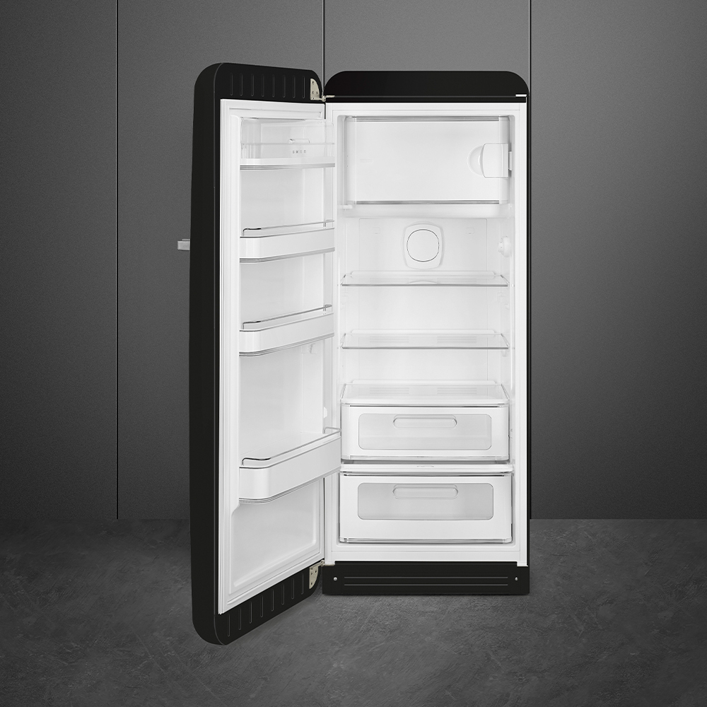 Schwarzer Retro-Kühlschrank mit offener Tür. Weißer Innenraum mit Regalen und Schubladen. Grauer Wandhintergrund und grauer Boden.