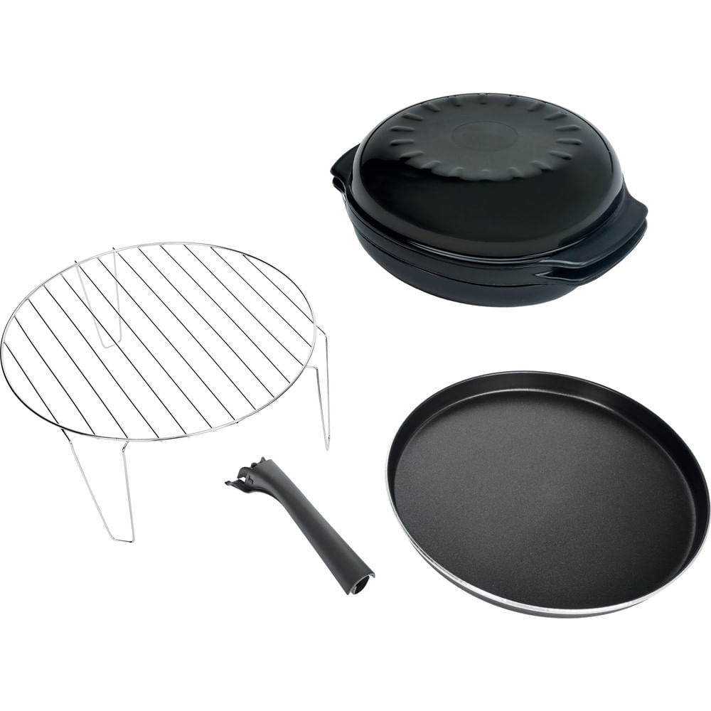Un juego de cocina negro desmontado con una rejilla, un asa, una sartén y un horno de dos partes. Todos los artículos sobre fondo blanco.