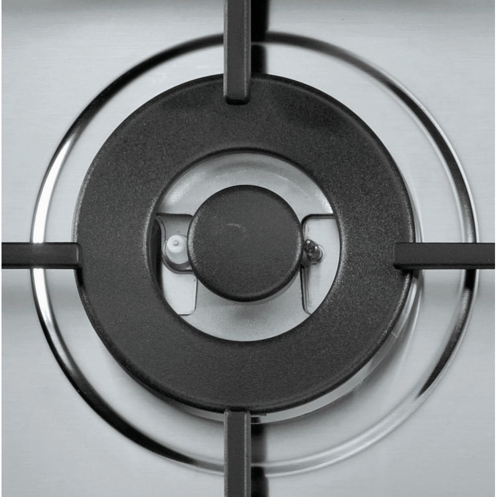 Primo piano di un bruciatore nero per piano cottura. Un anello nero e supporti a forma di croce circondano la manopola centrale.