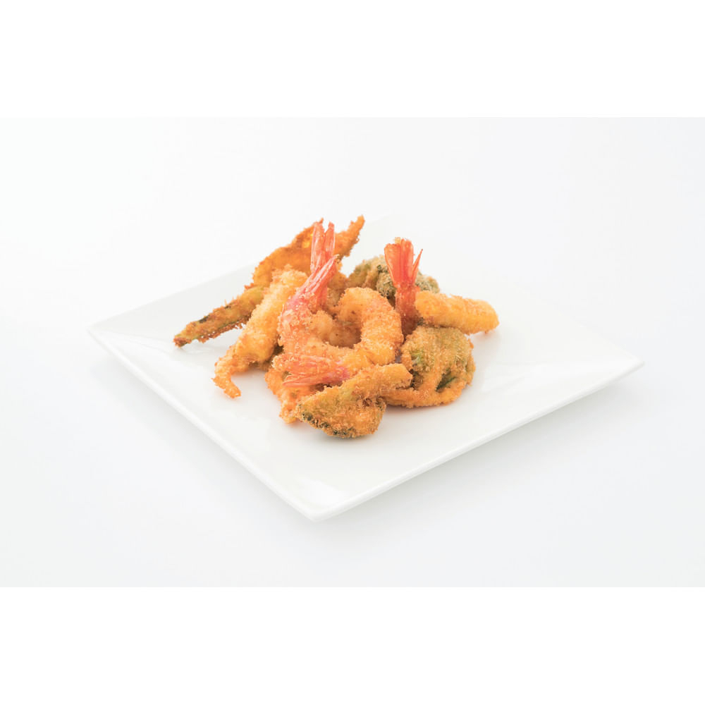 Tempura su un piatto quadrato bianco. Sono visibili gamberi, verdure e altri fritti. Lo sfondo è bianco.