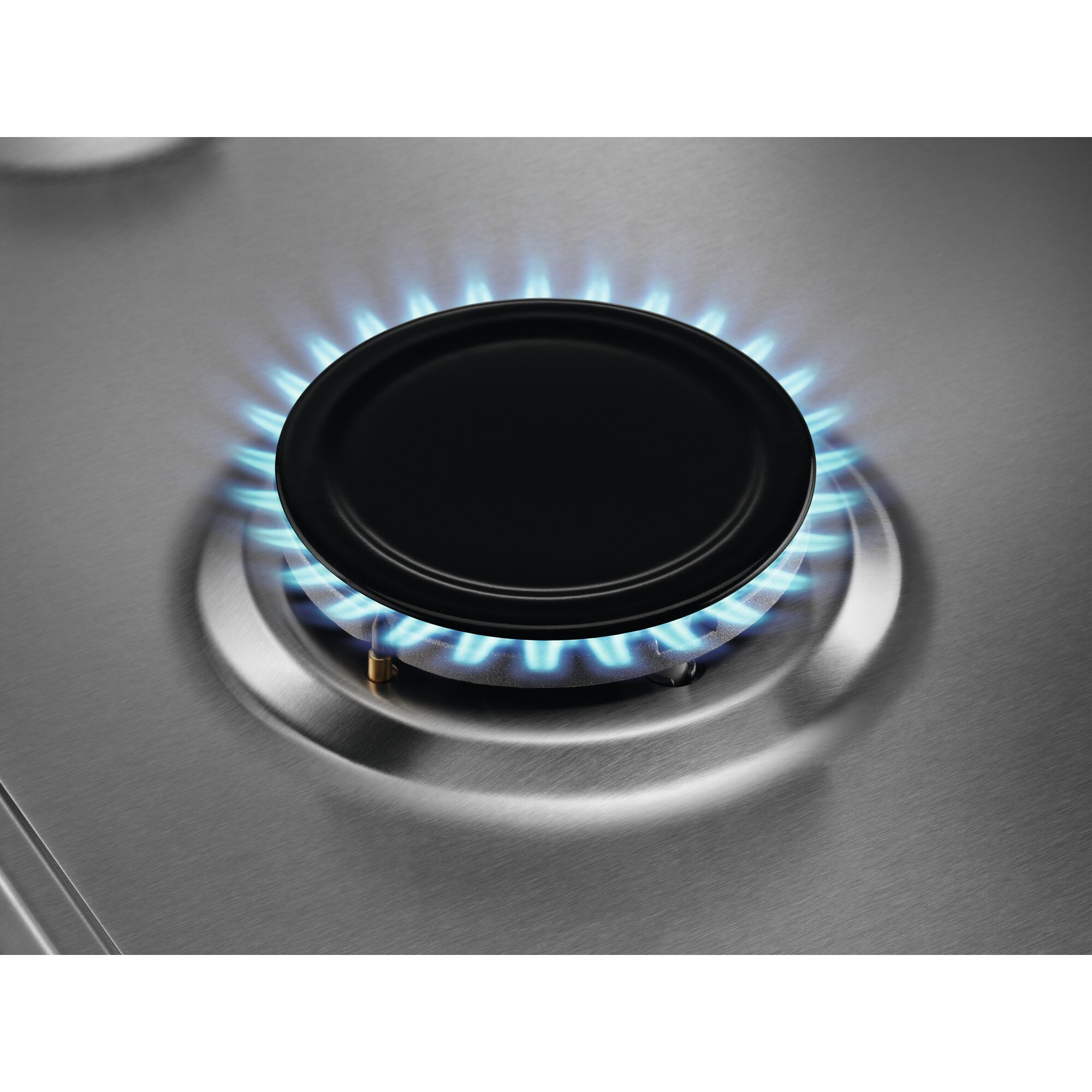 Zbliżenie palnika kuchenki gazowej z niebieskimi płomieniami i czarną nakładką na stali nierdzewnej.