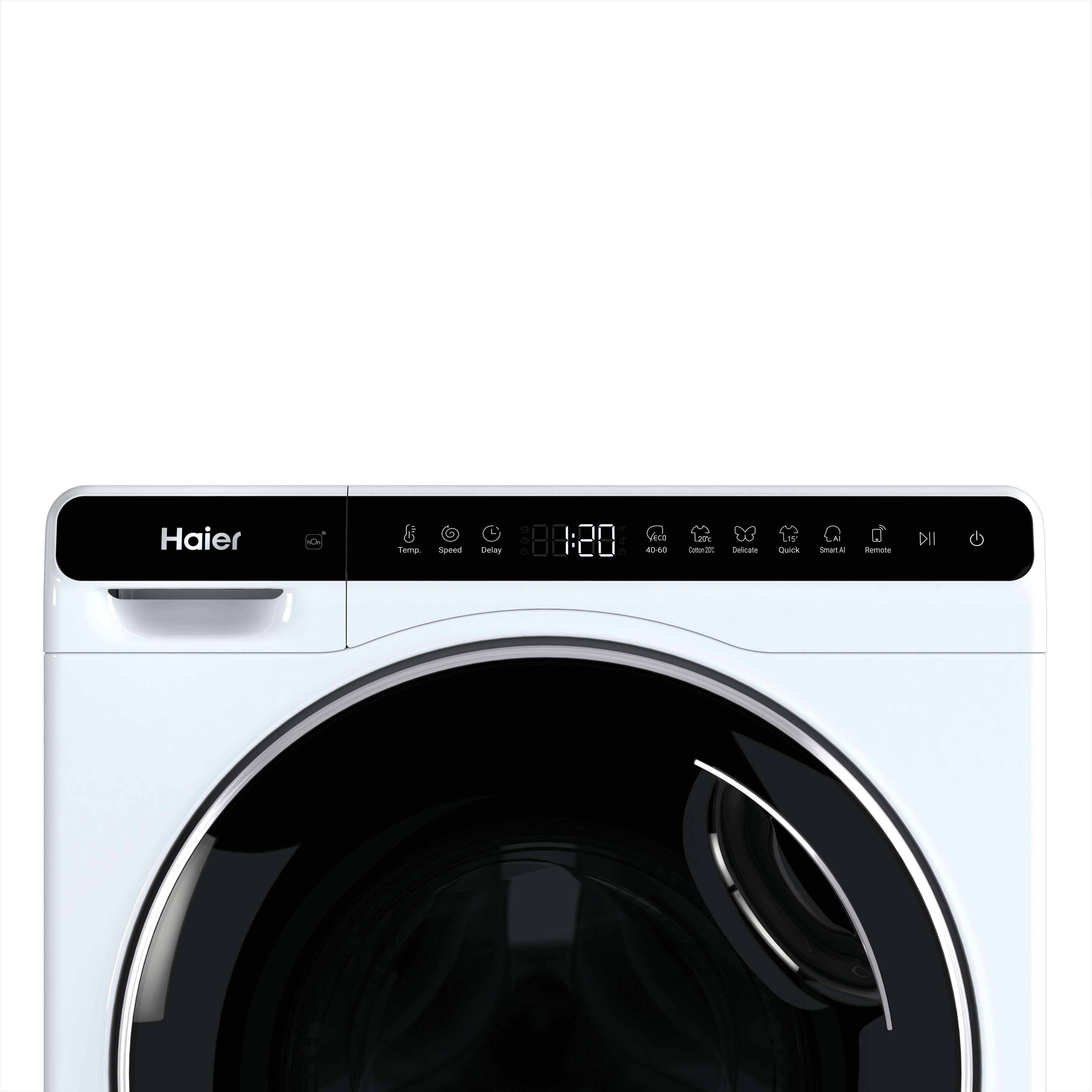 Una lavatrice Haier bianca con porta nera. Un display digitale mostra l'ora. Pannello di controllo con varie icone.
