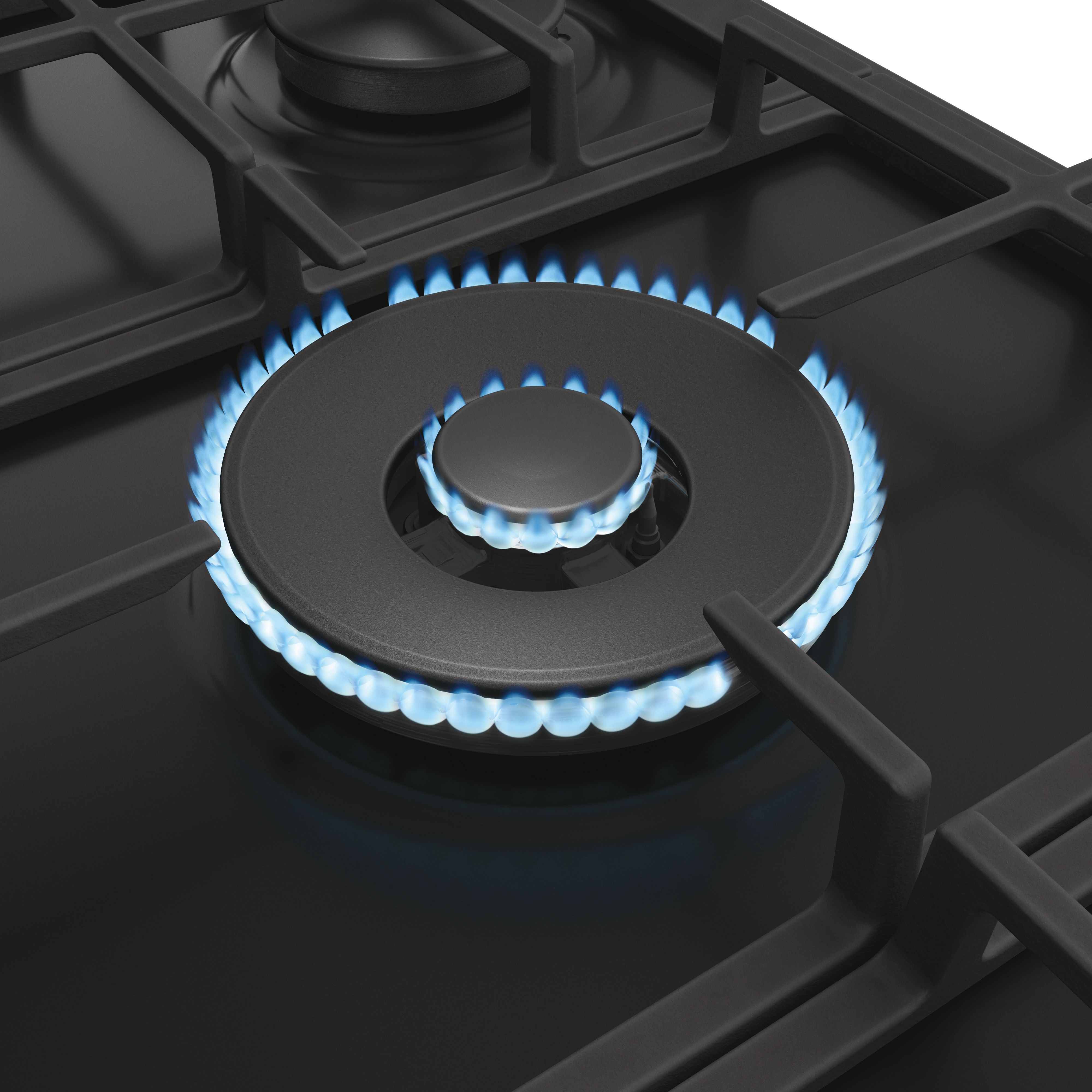 Primer plano de un quemador de cocina de gas negro con llamas azules. El quemador está rodeado por una rejilla negra.