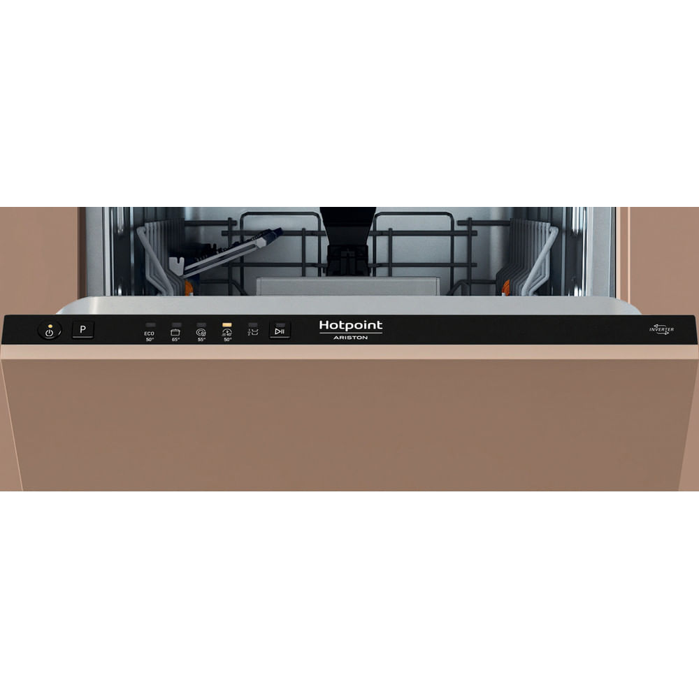Un primo piano di una lavastoviglie Hotpoint Ariston. La porta è aperta, rivelando l'interno. Il pannello di controllo include il pulsante di accensione e le impostazioni del programma.