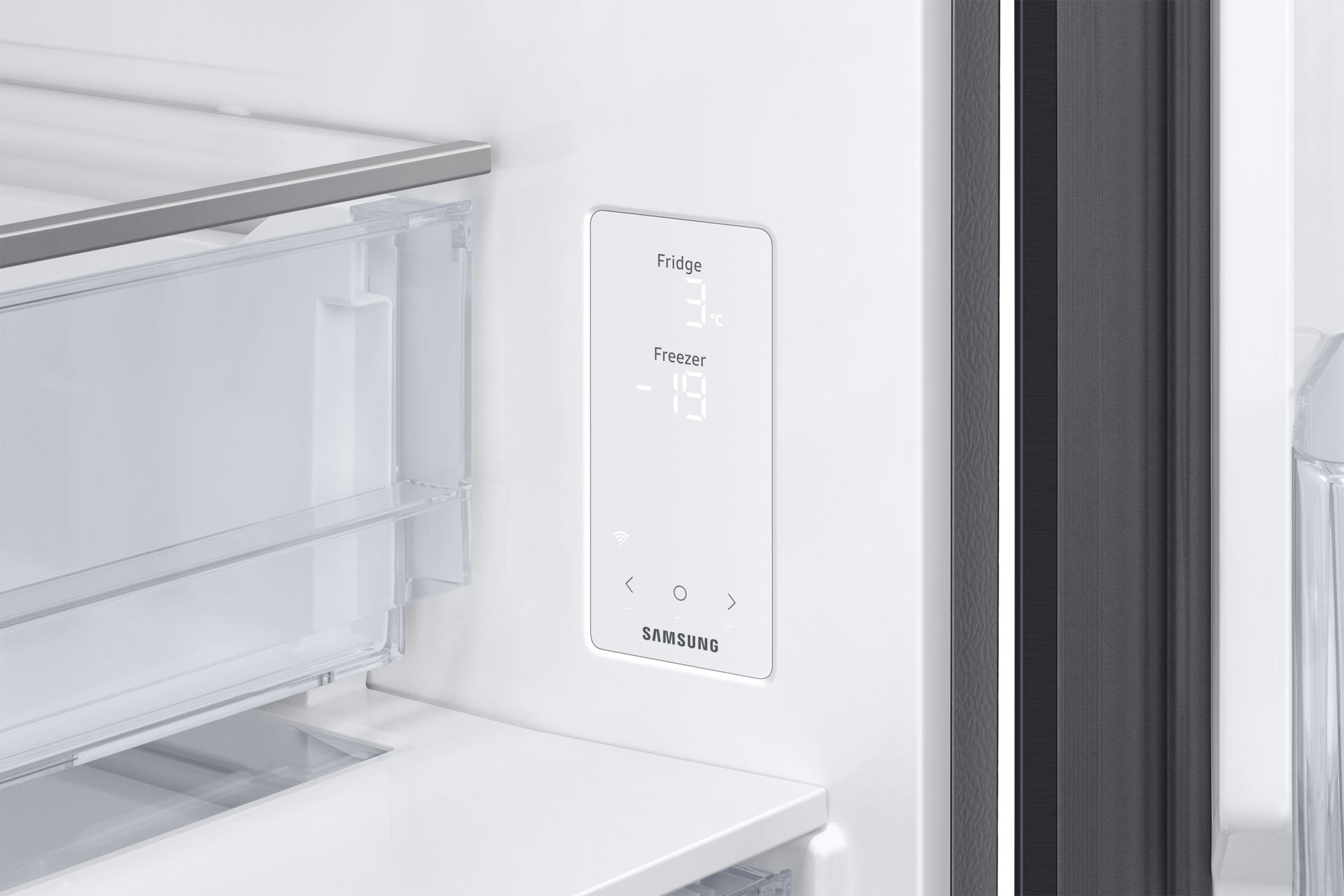 All'interno di un frigorifero, un pannello di controllo mostra il frigo a 3°C e il congelatore a -19°C. Il logo Samsung è visibile.