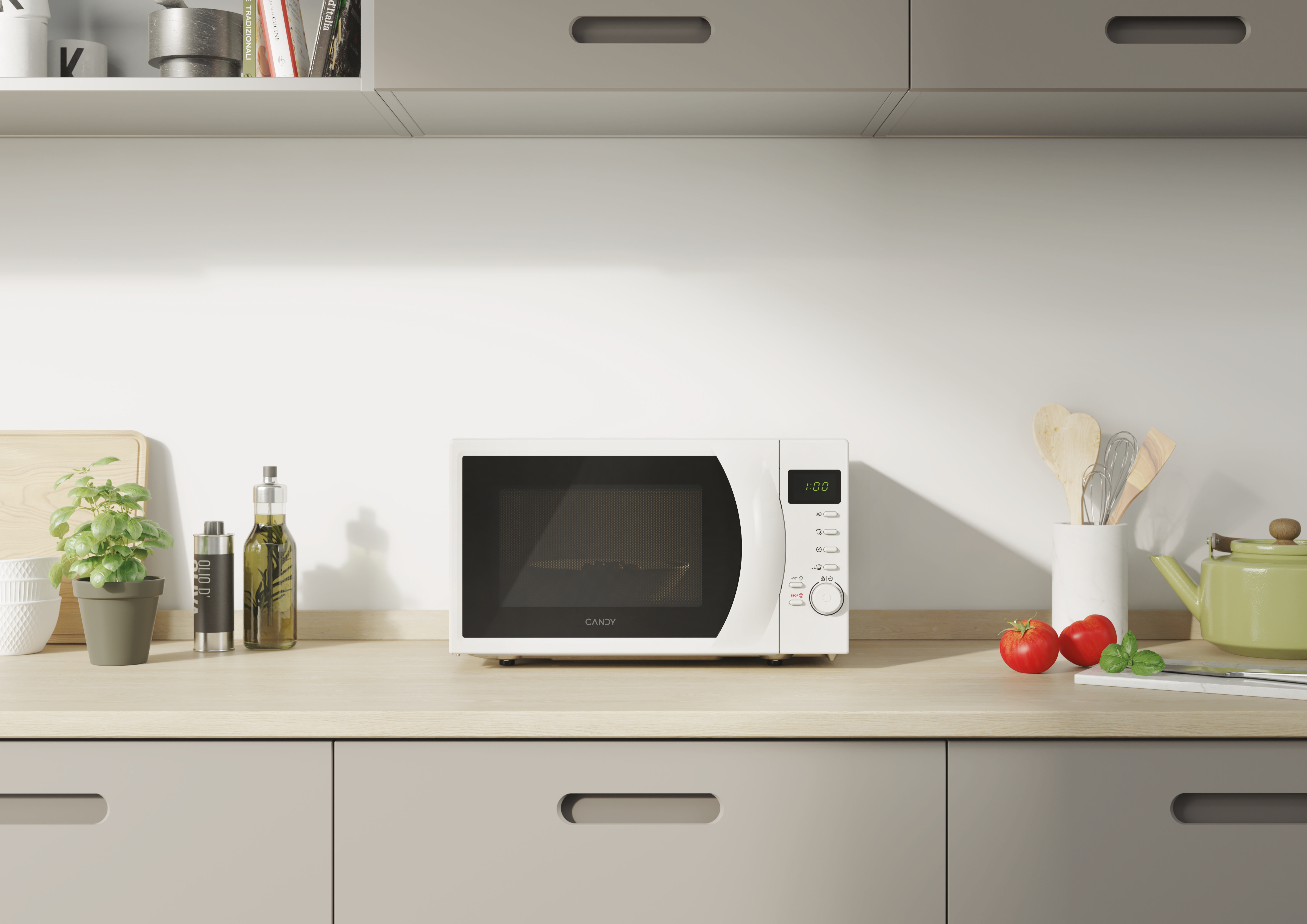 Una scena di cucina con un forno a microonde. Altri elementi includono una pianta, bottiglie di olio, pomodori e utensili da cucina.
