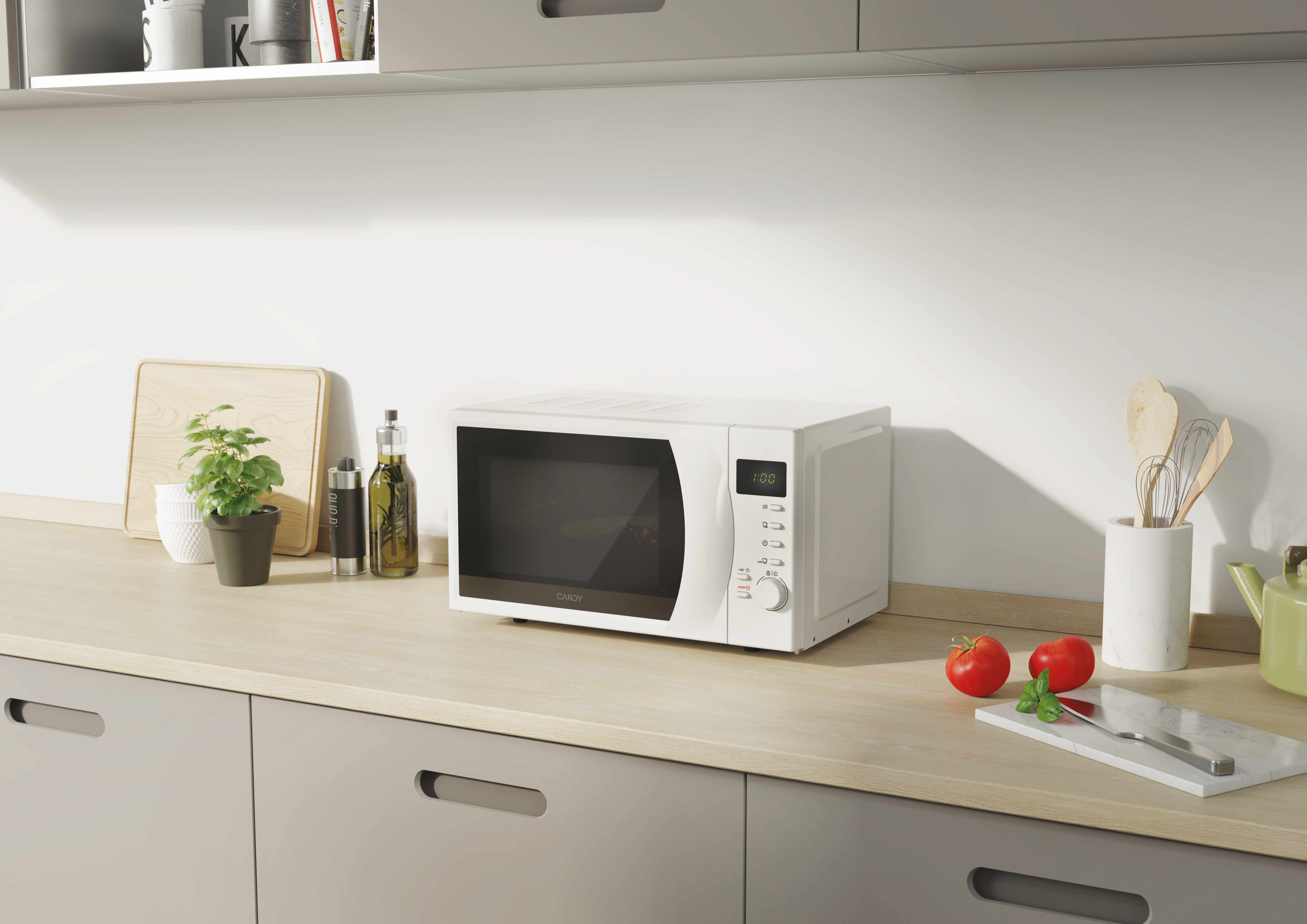 Una scena di cucina con microonde, pomodori, utensili e tagliere su un piano di lavoro.