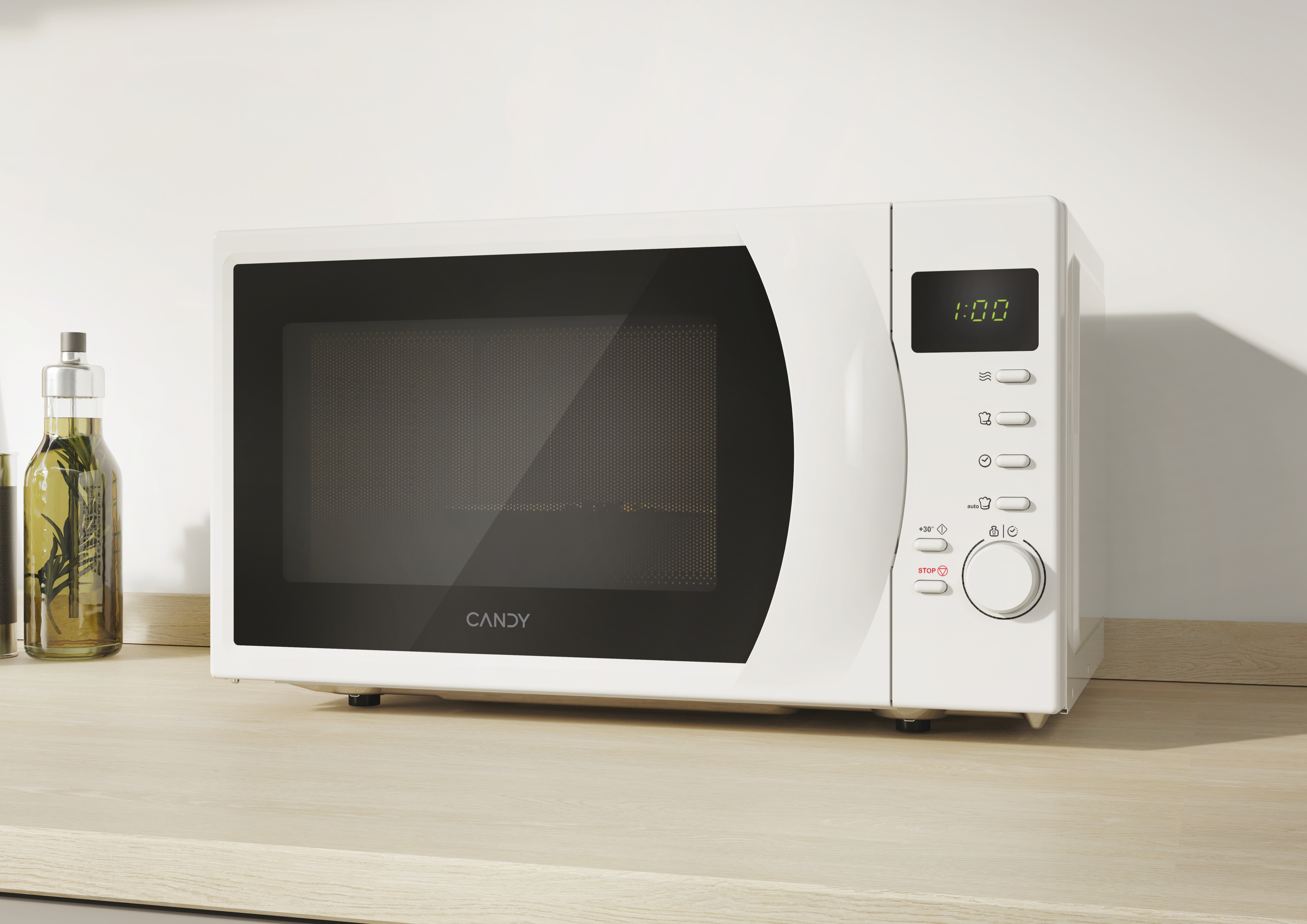 Un forno a microonde Candy bianco su un bancone di legno. A sinistra una bottiglia di vetro con olio ed erbe.