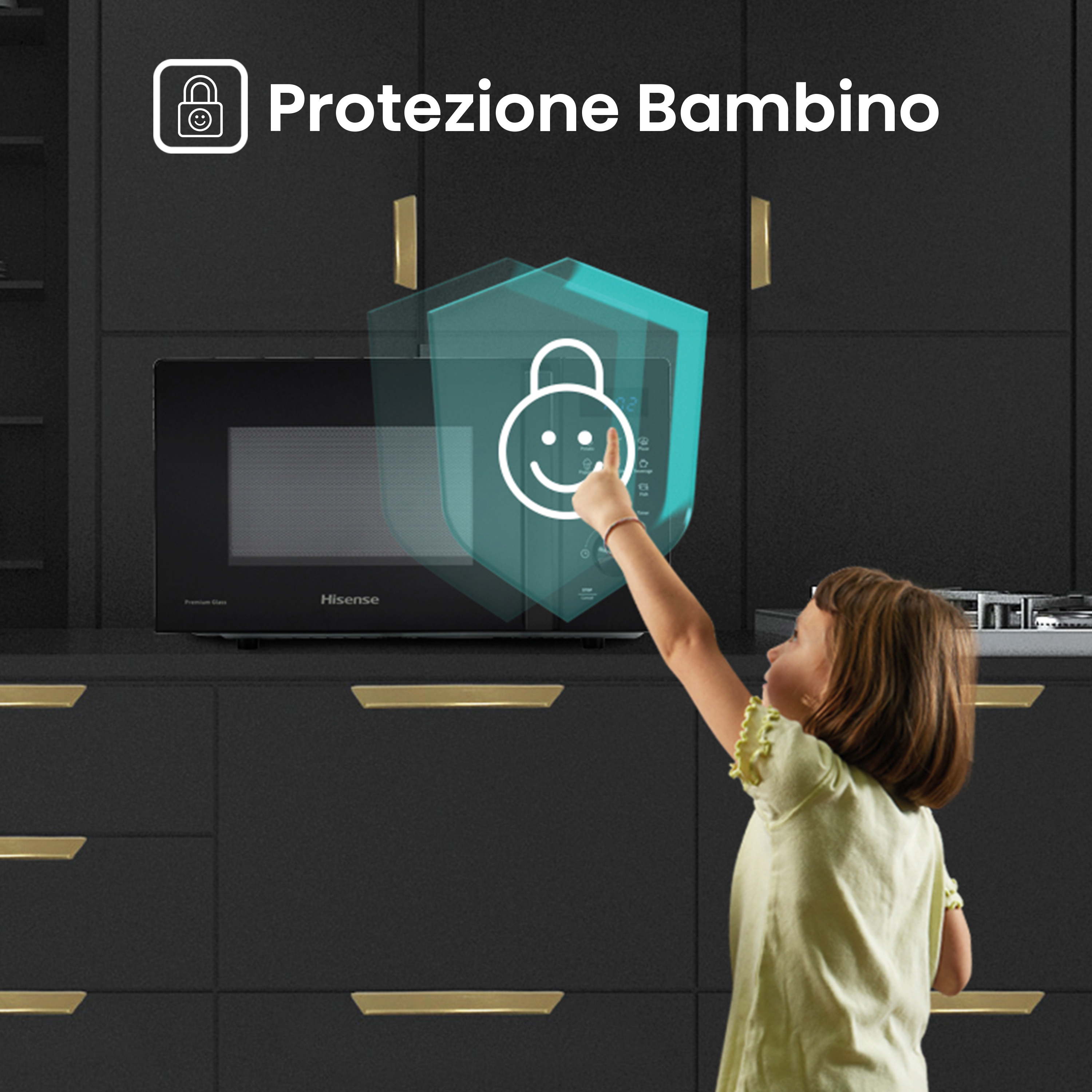Una niña señala un microondas con un icono de bloqueo infantil. El texto dice 'Protezione Bambino'.