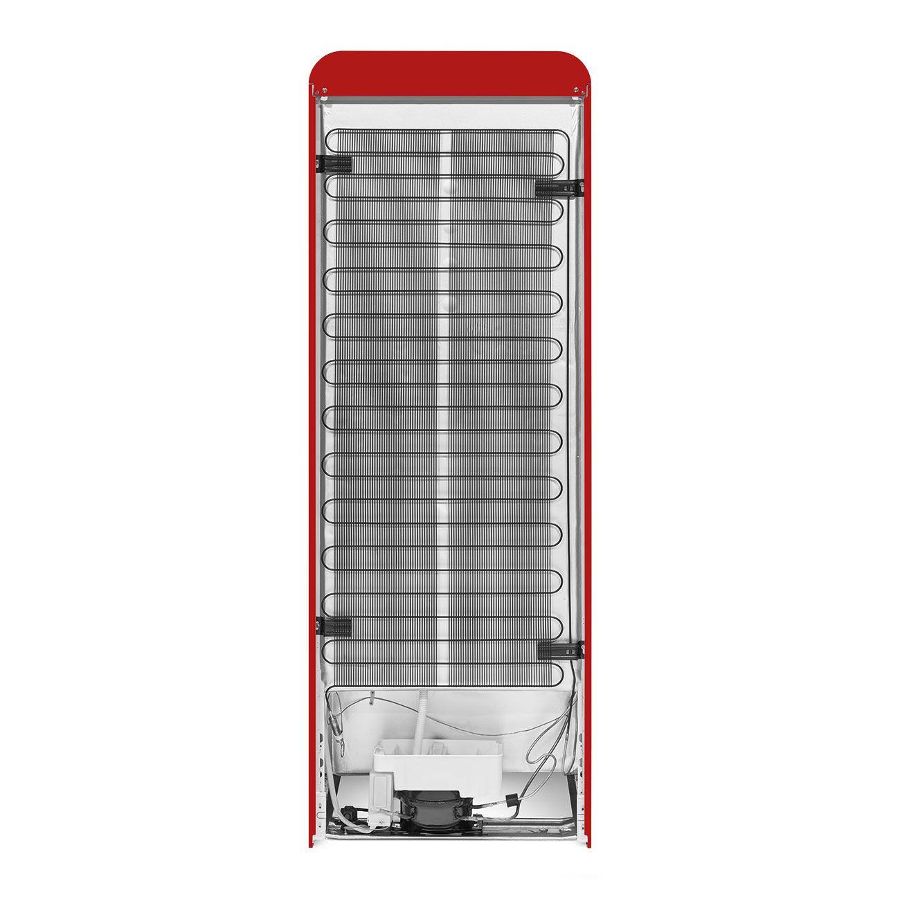 La parte trasera de un refrigerador rojo. Tiene una rejilla negra para enfriar, componentes blancos y varios cables y tubos. El fondo es blanco.