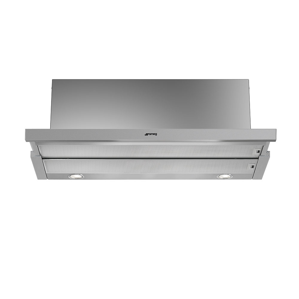 Una campana extractora Smeg de acero inoxidable está centrada sobre un fondo blanco. Tiene dos luces, panel de filtro. El logo Smeg visible.