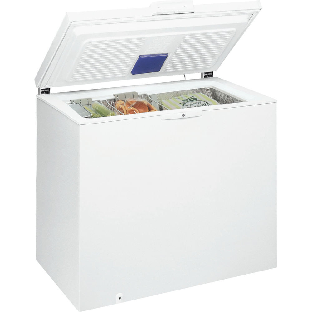 Un congelatore a pozzetto bianco con il coperchio aperto. All'interno ci sono pacchi di cibo. Il coperchio ha un rettangolo blu.