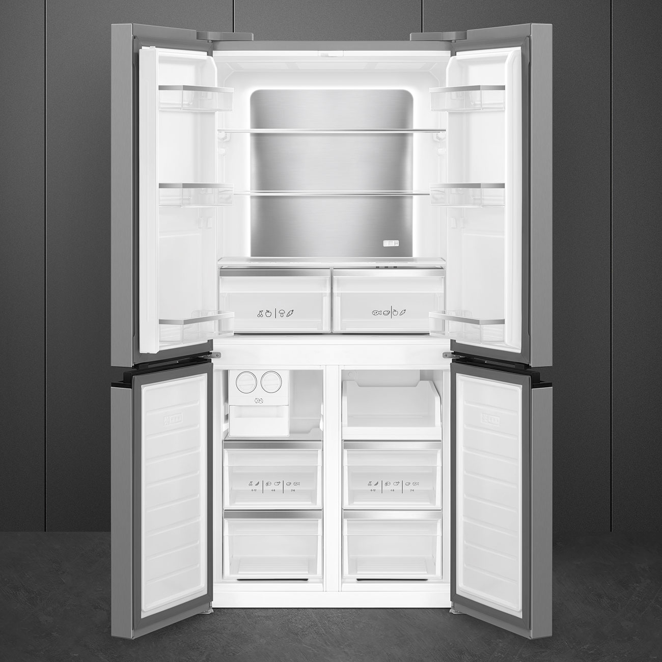 Un frigorifero moderno e aperto. Le porte sono aperte, rivelando ripiani, cassetti e illuminazione interna. Interno in acciaio inossidabile e bianco con cornice grigia.