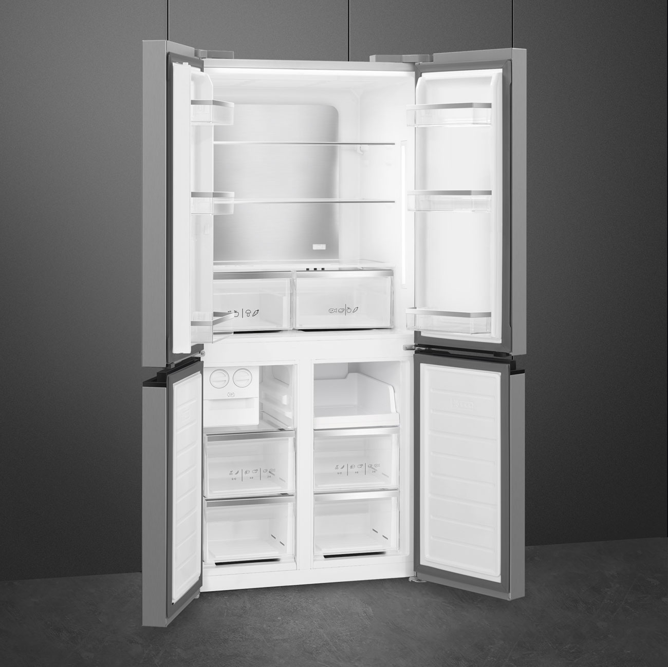 Un frigorifero moderno e aperto. Le porte sono aperte. L'interno è bianco con ripiani e cassetti. L'esterno è argentato.