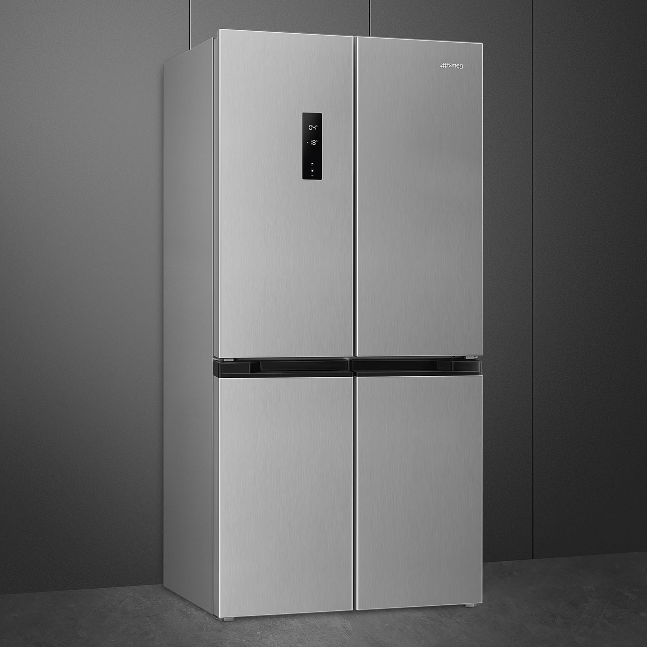 Un moderno frigorifero Smeg argentato a quattro porte su sfondo grigio. Ha un display digitale ed è in acciaio inossidabile.