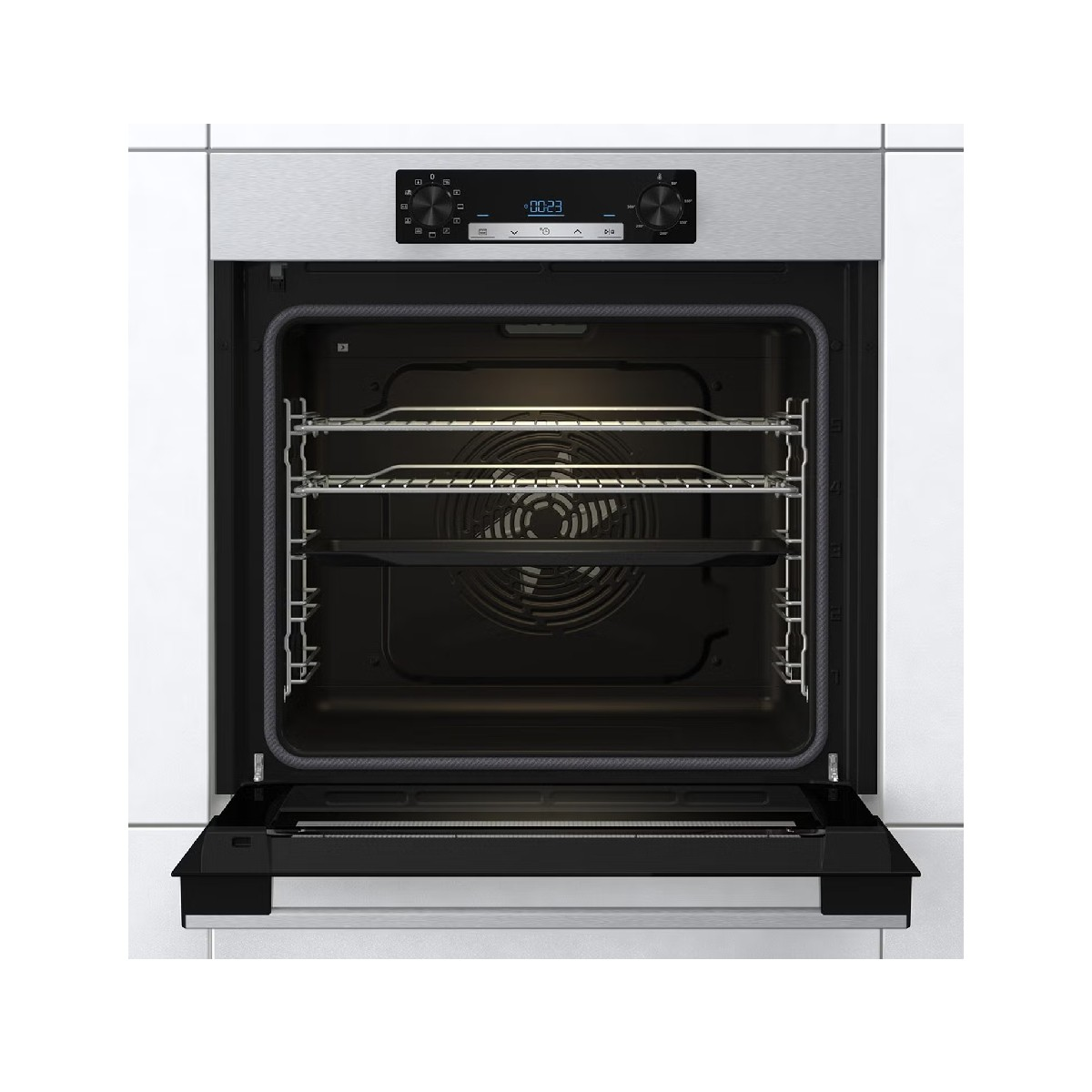 Un forno aperto con ripiani all'interno. La porta è giù. Sopra ci sono comandi e un display digitale.