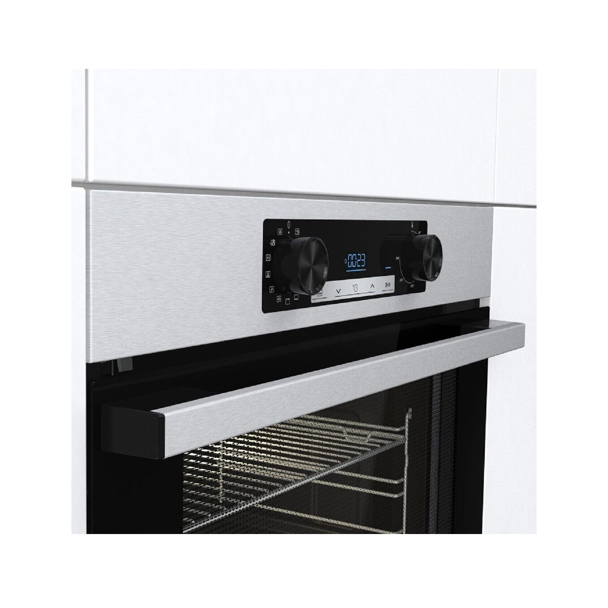 Primo piano di un forno in acciaio inossidabile con la porta aperta. Ha due manopole, un display digitale e una griglia.
