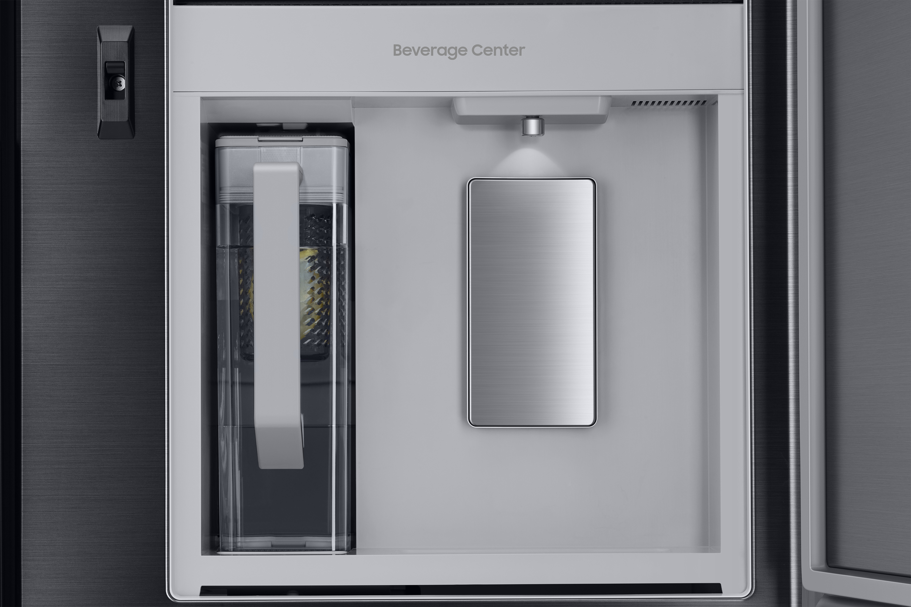 Centro bevande del frigorifero. Ha un distributore d'acqua, un fabbricatore di ghiaccio e un filtro dell'acqua. La porta è aperta.