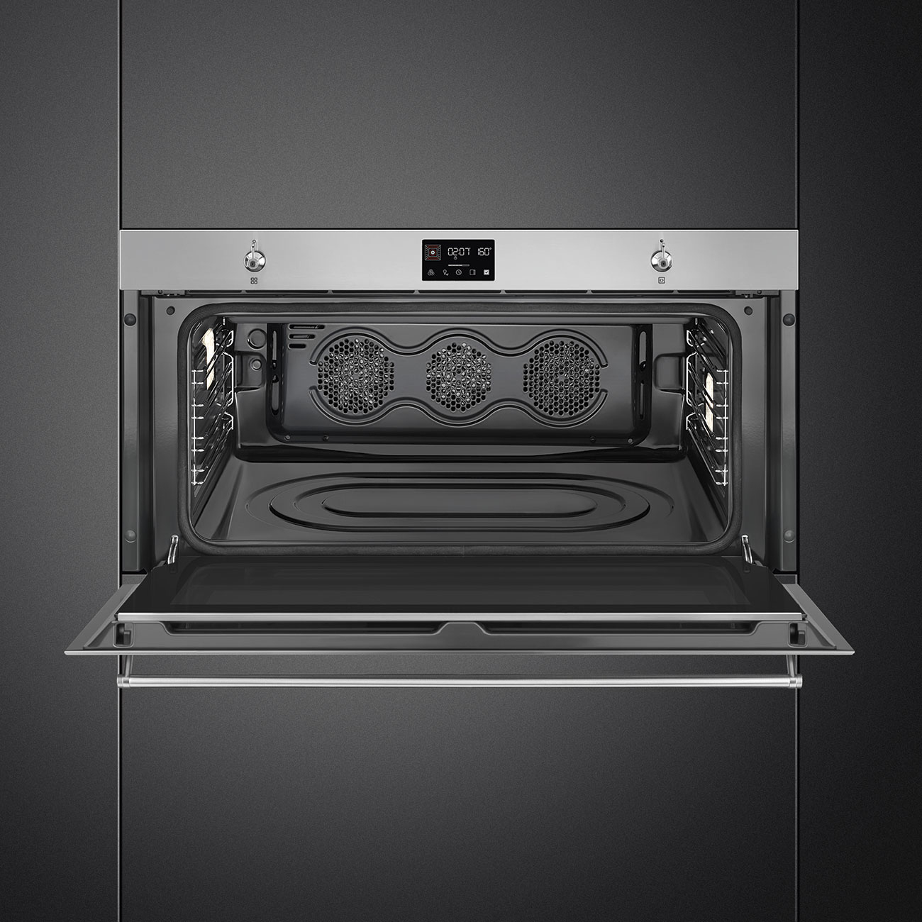 Un horno abierto con interior negro. La puerta está abierta, mostrando rejillas y componentes internos. Se ve una pantalla digital.