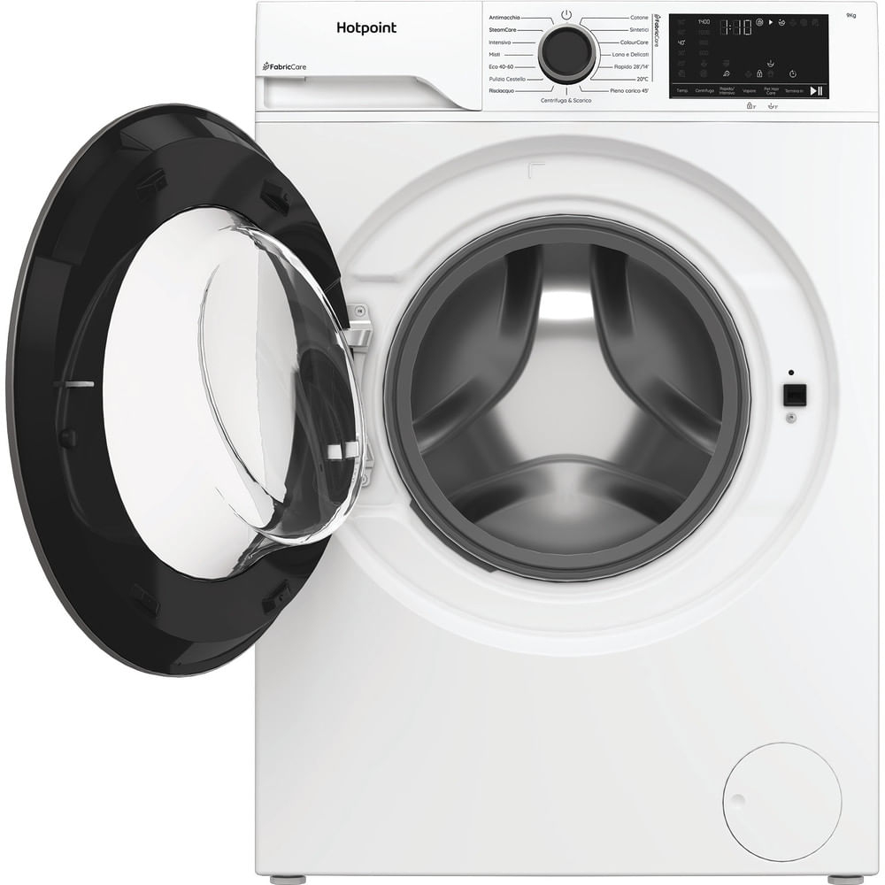 Una lavatrice bianca Hotpoint con porta aperta con bordo nero. Pannello di controllo in alto a destra. La macchina è pulita e moderna.
