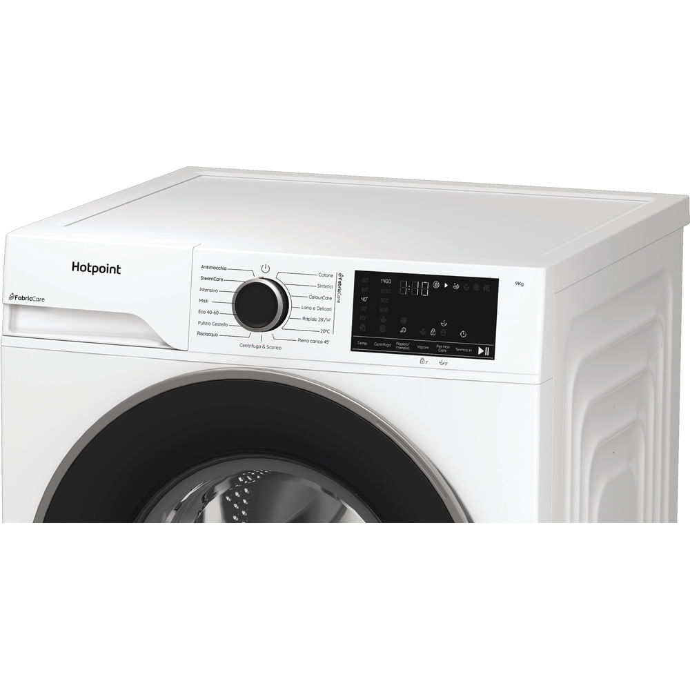 Lavatrice Hotpoint bianca. Presenta porta nera, pannello comandi con impostazioni e display digitale.