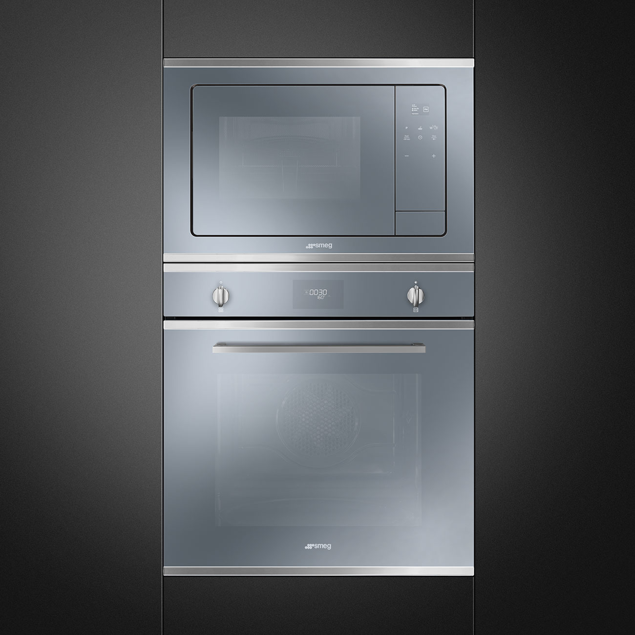 Un combo de microondas y horno Smeg empotrado con acabado gris. El horno tiene puerta de cristal y el microondas botones de control.