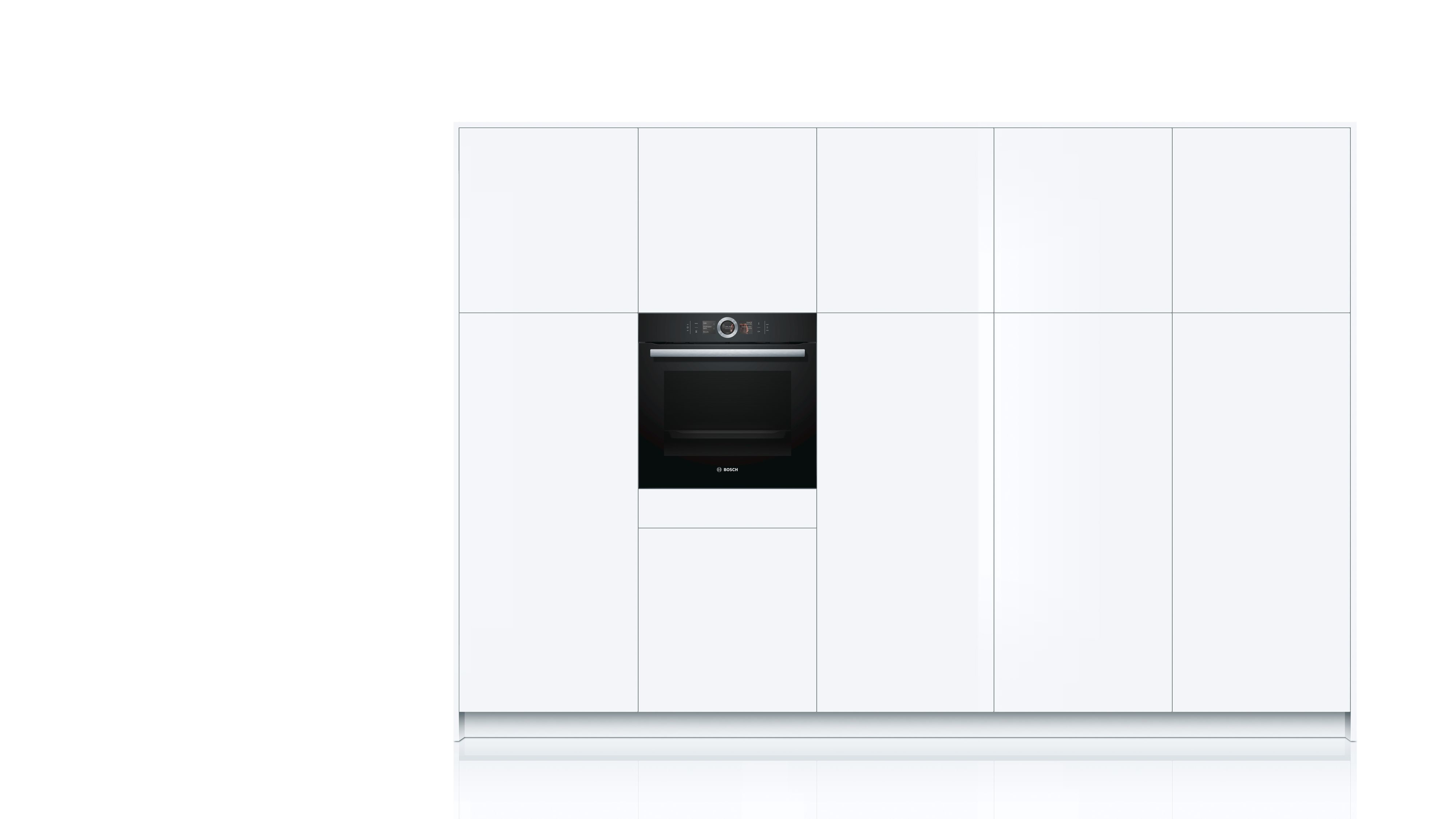 Moderne Küche mit weißen Schränken. Ein schwarzer Backofen ist zentriert, mit digitaler Anzeige. Das Bosch-Logo ist sichtbar.