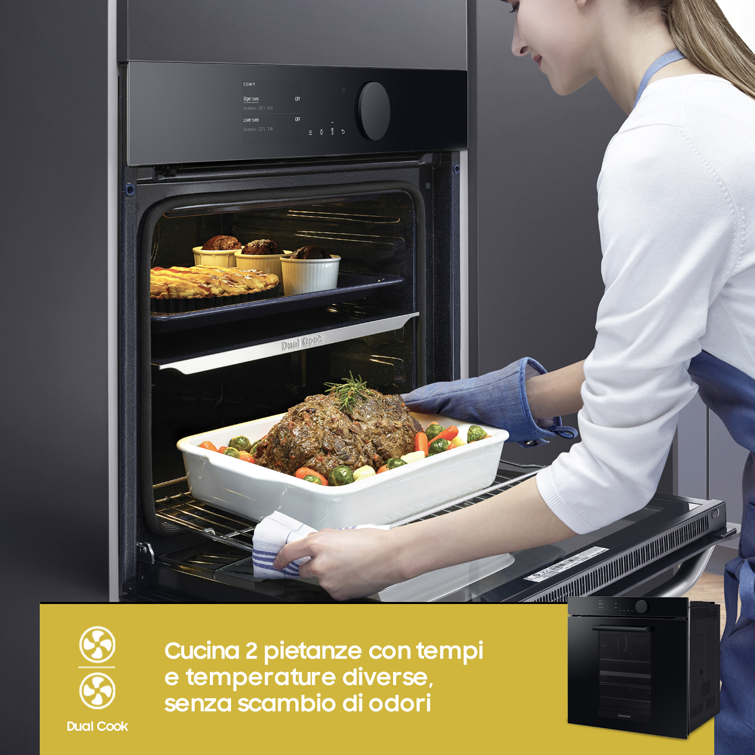 Una donna toglie un arrosto cotto da un forno nero. Il forno ha la tecnologia Dual Cook. Lo sfondo è grigio neutro.