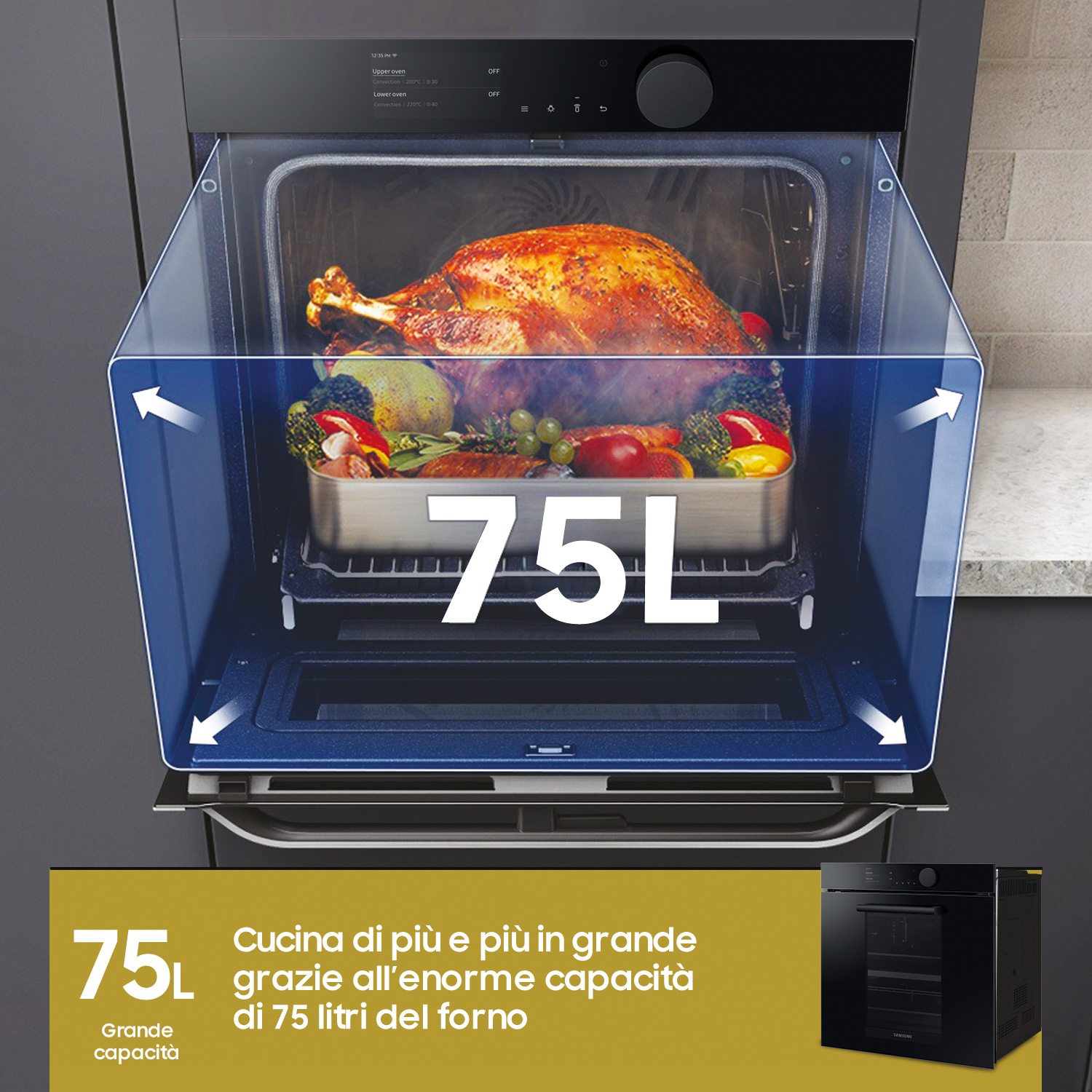 Un forno con un tacchino arrosto all'interno. Ha una capacità di 75 litri. Il forno è nero.