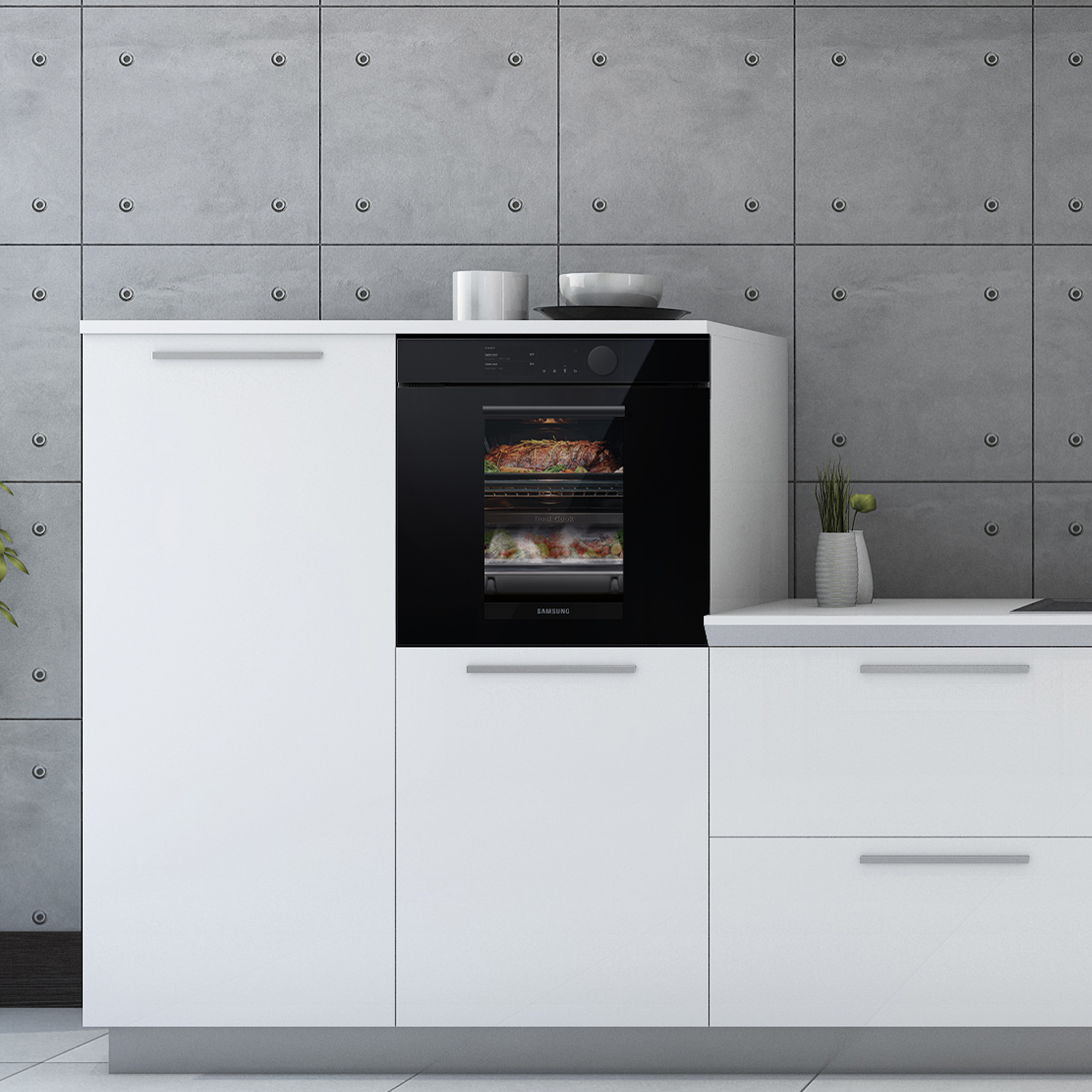 Una cucina moderna con mobili bianchi, forno nero con cibo visibile all'interno e sfondo in cemento grigio.