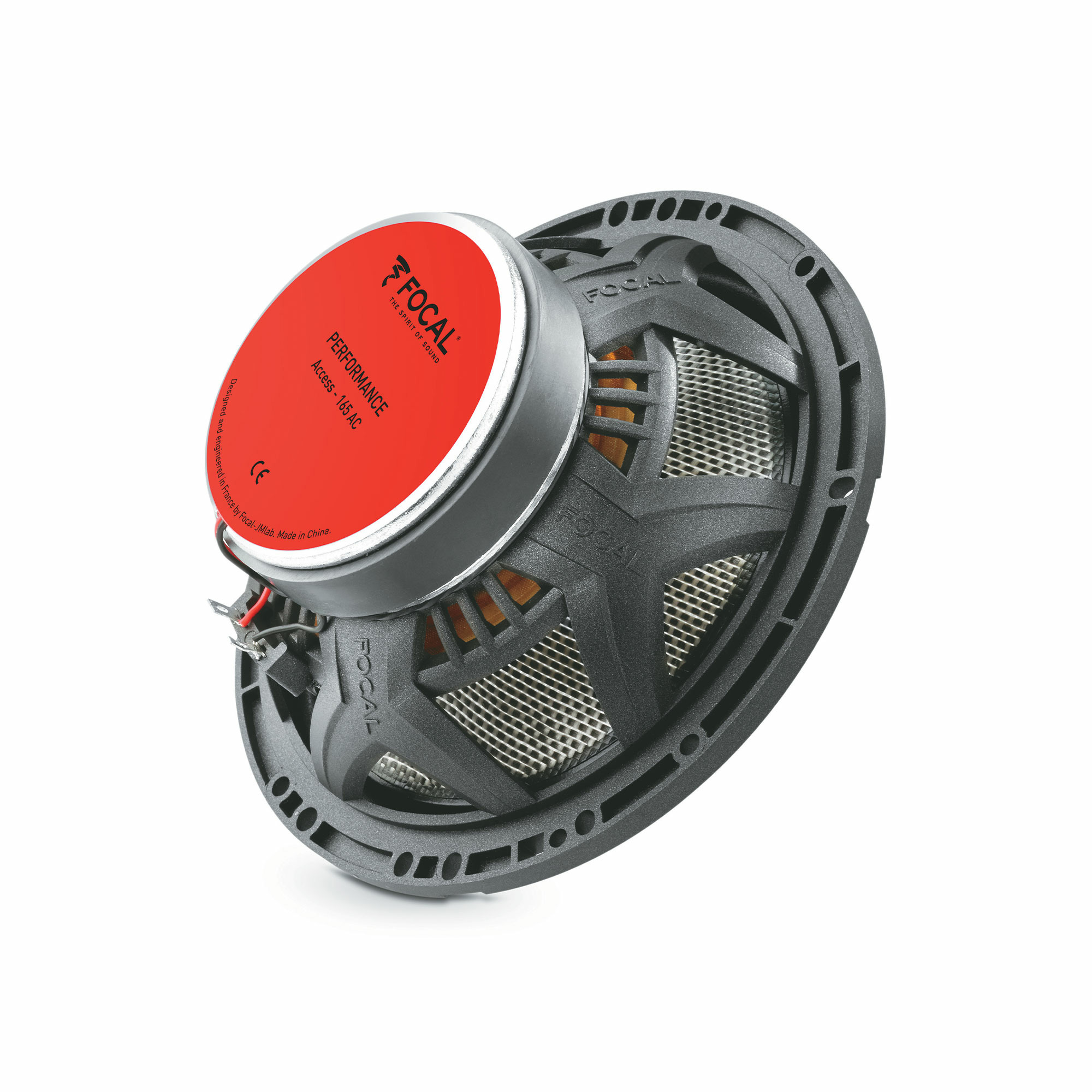 Ein Lautsprecher mit rotem Etikett mit 'PERFORMANCE' und der Marke 'FOCAL', schwarzem Rahmen und silbernem Mesh.
