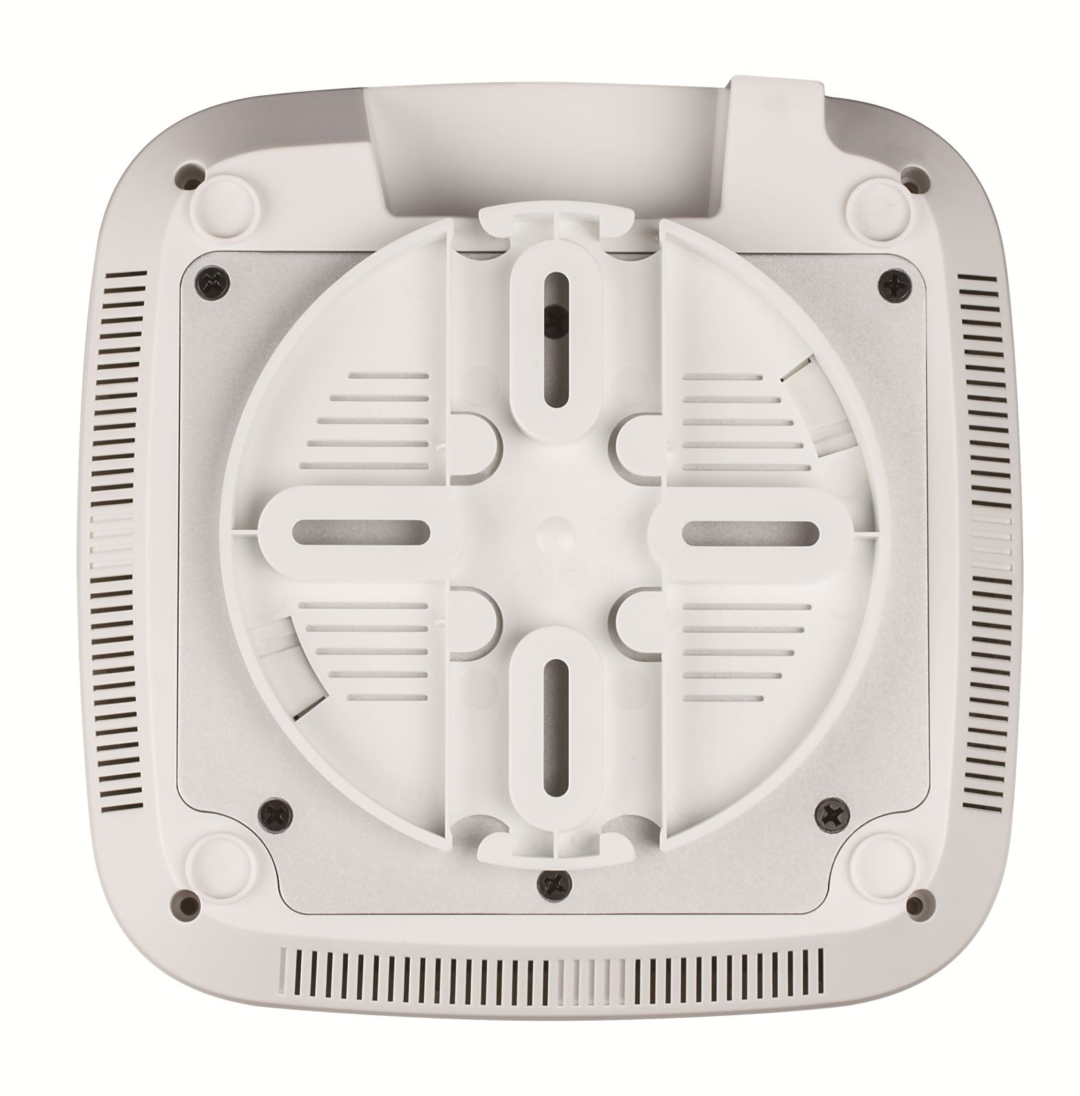 Onderkant van een wit apparaat met een centraal cirkelvormig onderdeel. Ventilatieopeningen en schroeven zijn zichtbaar. Witte achtergrond.