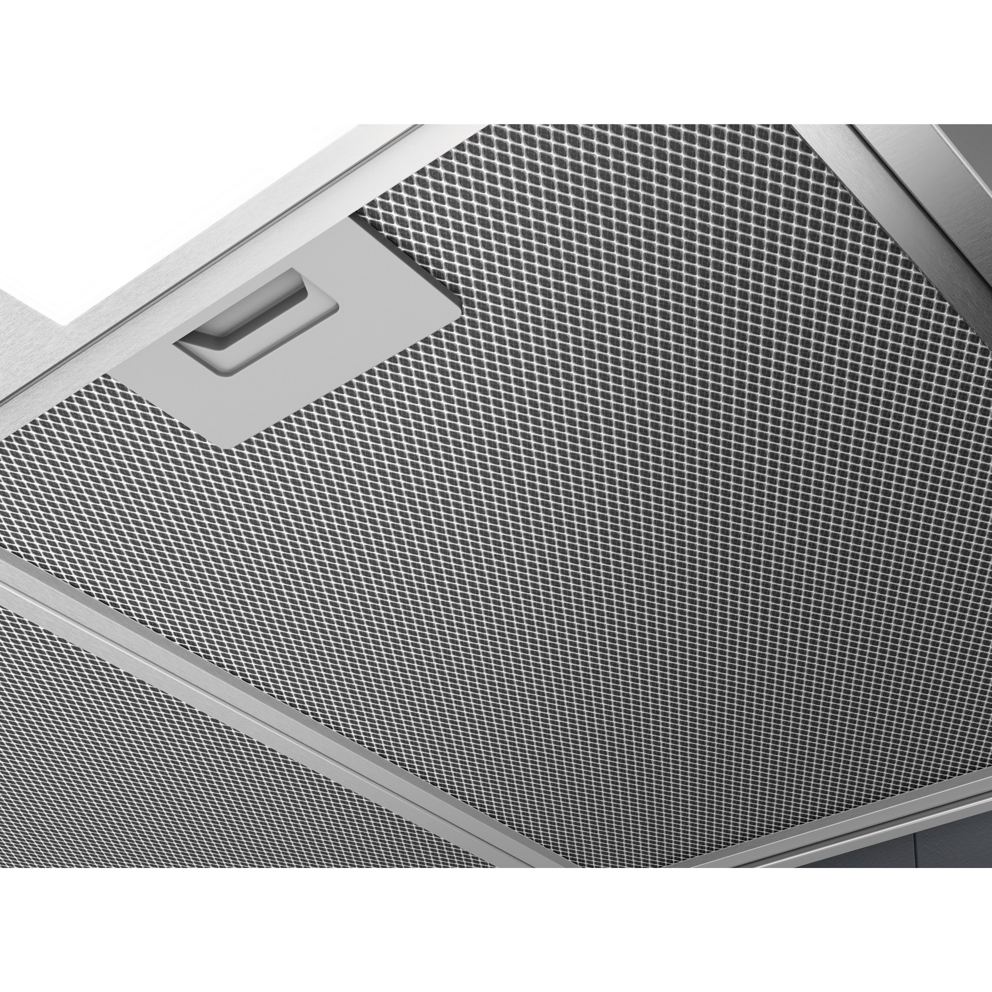 Zbliżenie okapu kuchennego. Posiada metalowy filtr siatkowy, prostokątny uchwyt i metalową ramę.