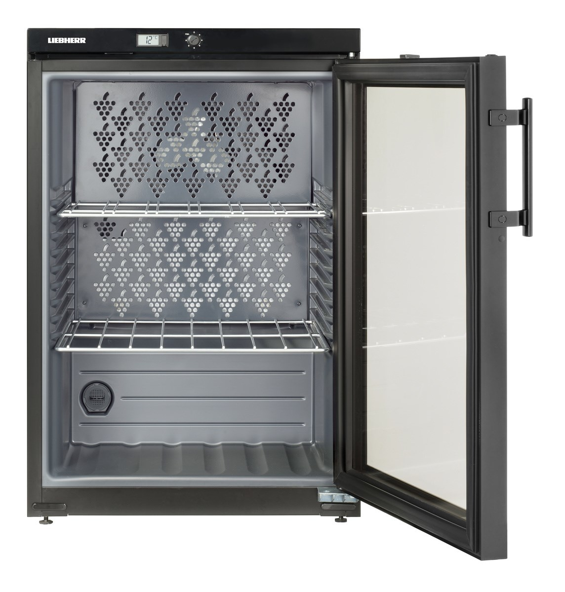 Un refrigeratore per vino nero con porta a vetri aperta, che mostra ripiani e interni a motivo di uva. Il display della temperatura indica 12.