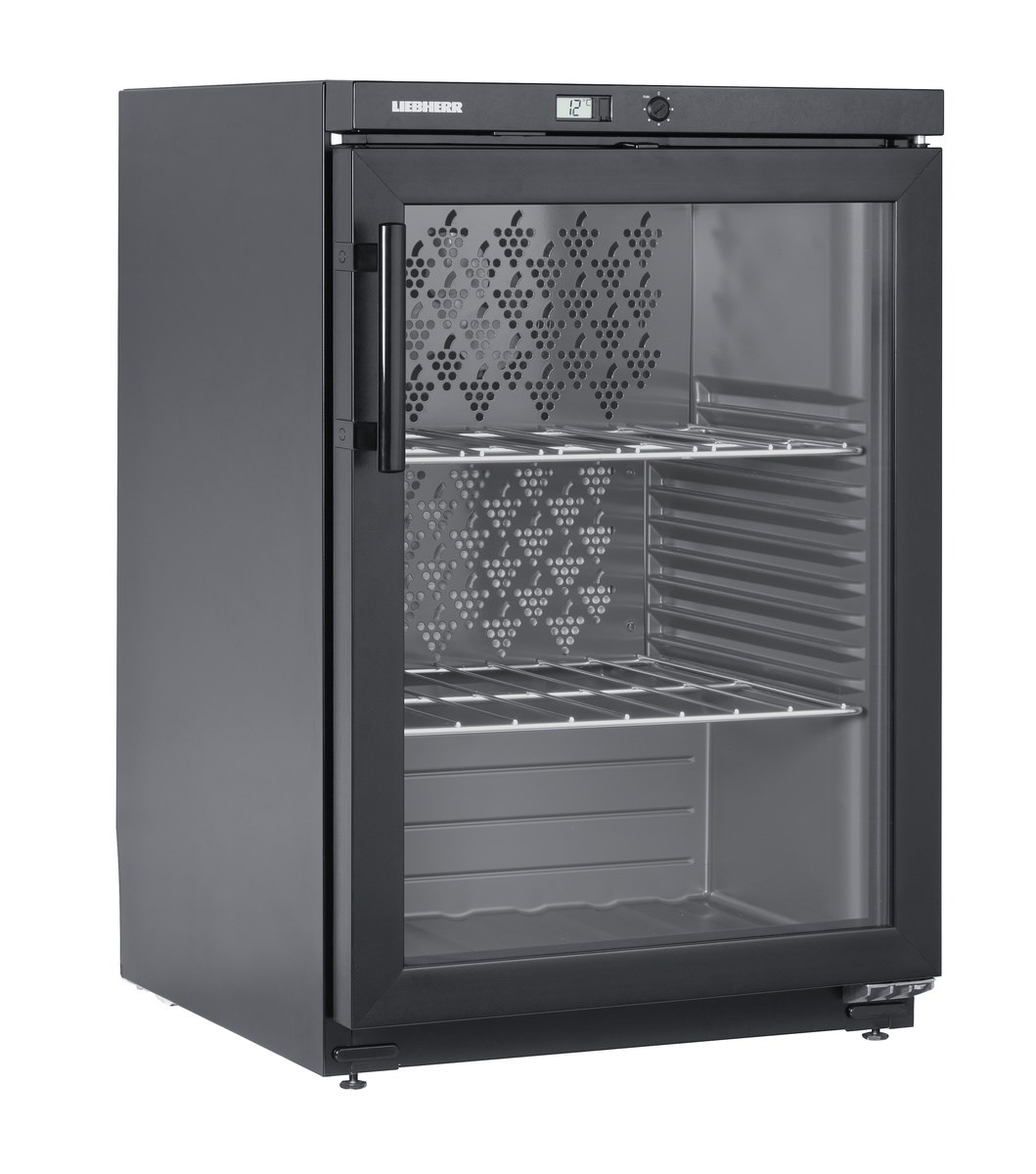 Un refrigeratore per vini Liebherr nero. Ha una porta a vetro, due ripiani e un display digitale della temperatura. La porta ha una maniglia.