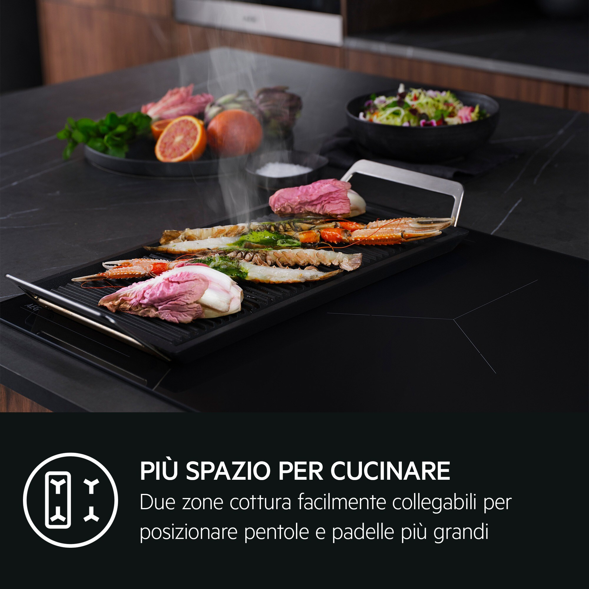 Grill z gotowanymi owocami morza i warzywami. Miska sałatki i inne składniki na ciemnym blacie kuchennym.