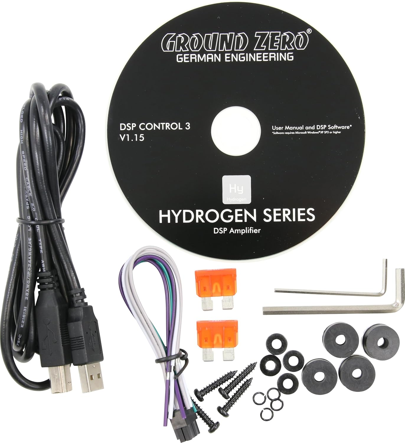 Ein Ground Zero DSP-Verstärker-Kit. Enthält eine CD, Kabel, Sicherungen, Schrauben und andere Komponenten auf weißem Untergrund.