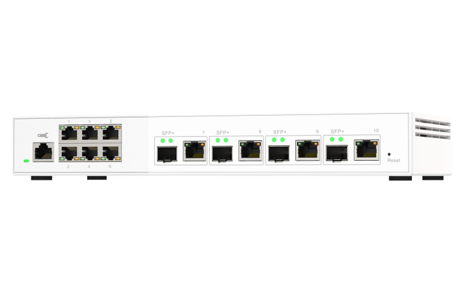 Uno switch di rete bianco con più porte etichettate, incluse porte SFP+. Le luci verdi indicano l'attività. Un pulsante di reset.